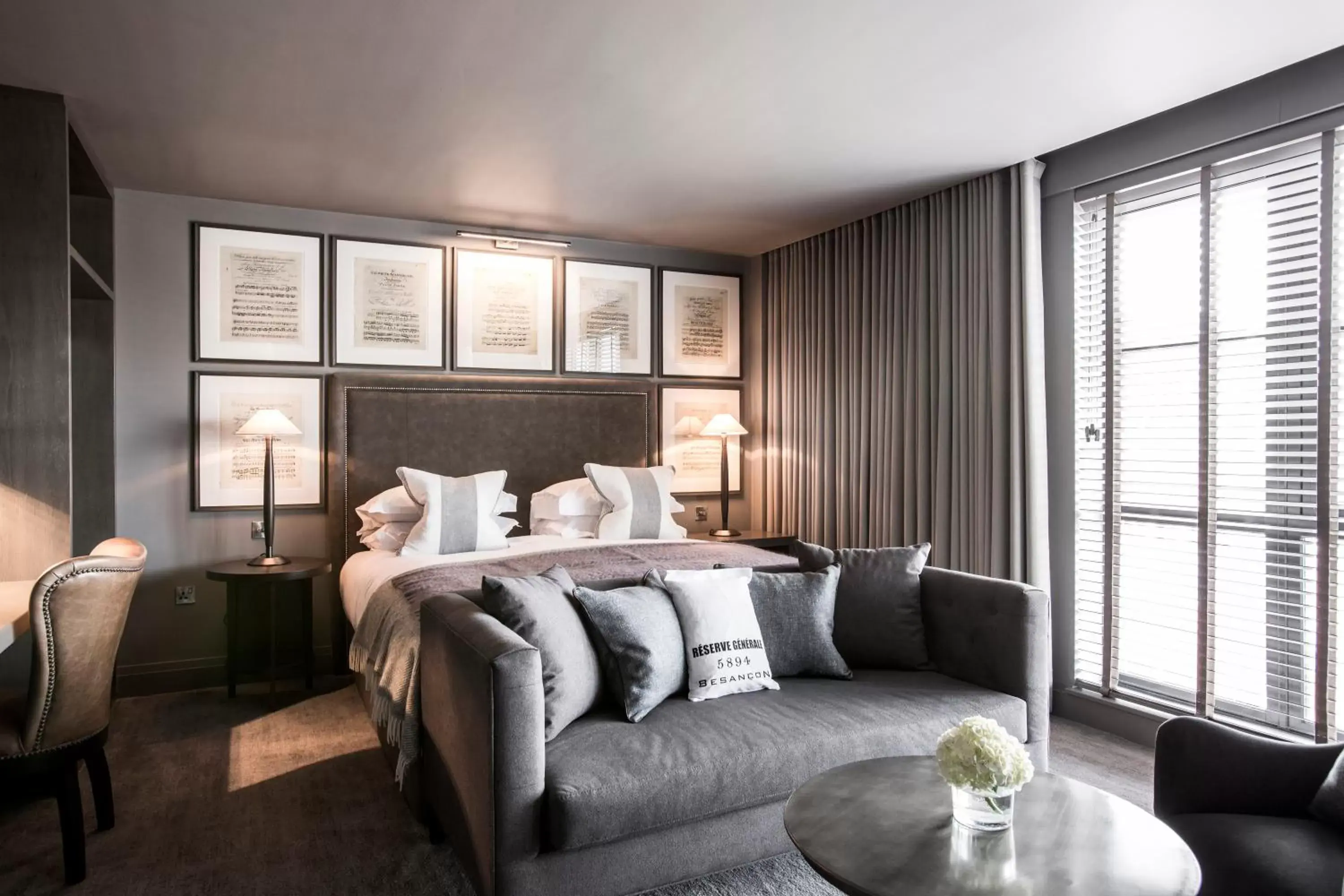 Photo of the whole room, Bed in Dakota Glasgow Photo of the whole room, Bed in Dakota Glasgow