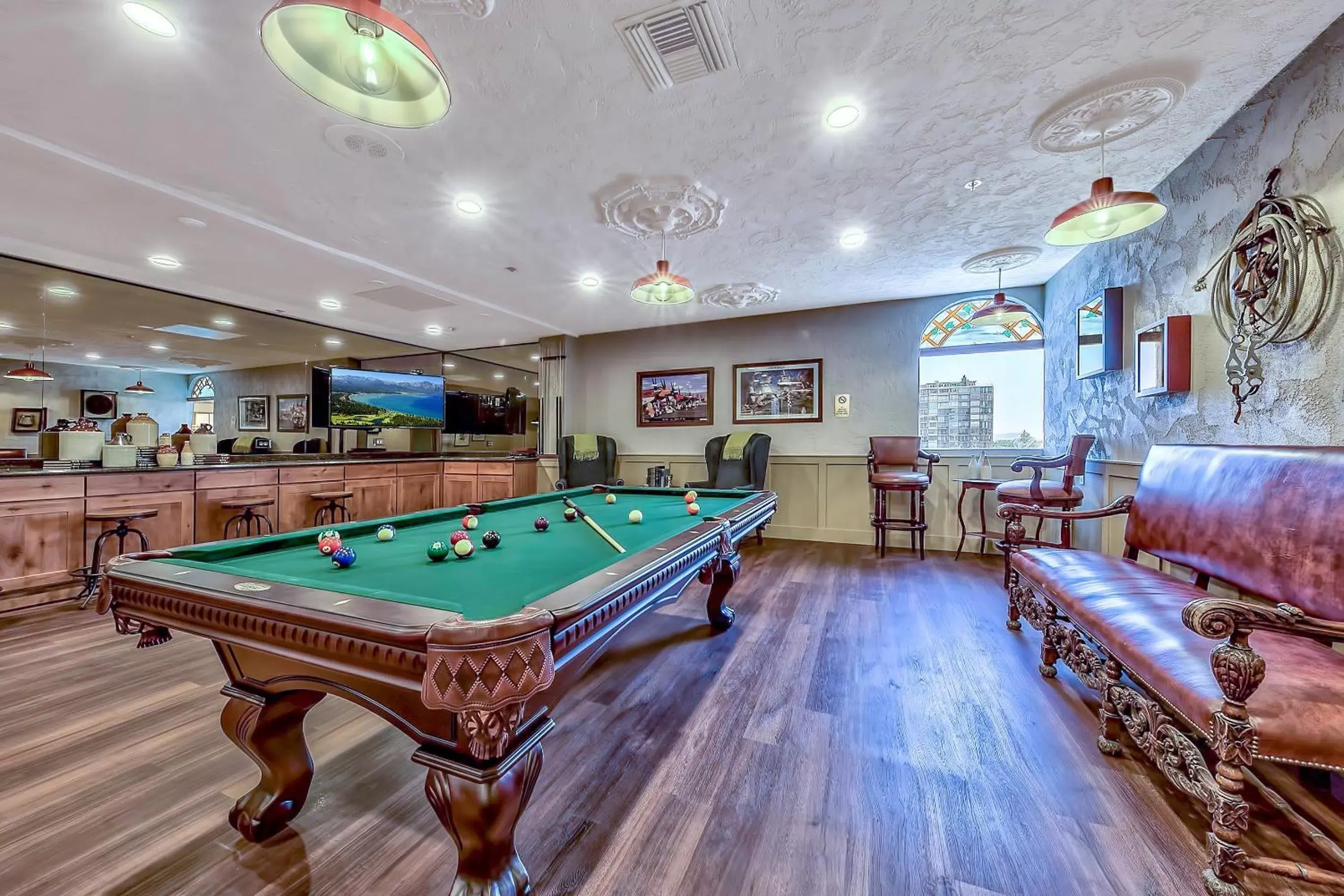 Communal lounge/ TV room, Billiards in Plaza Resort Club Reno