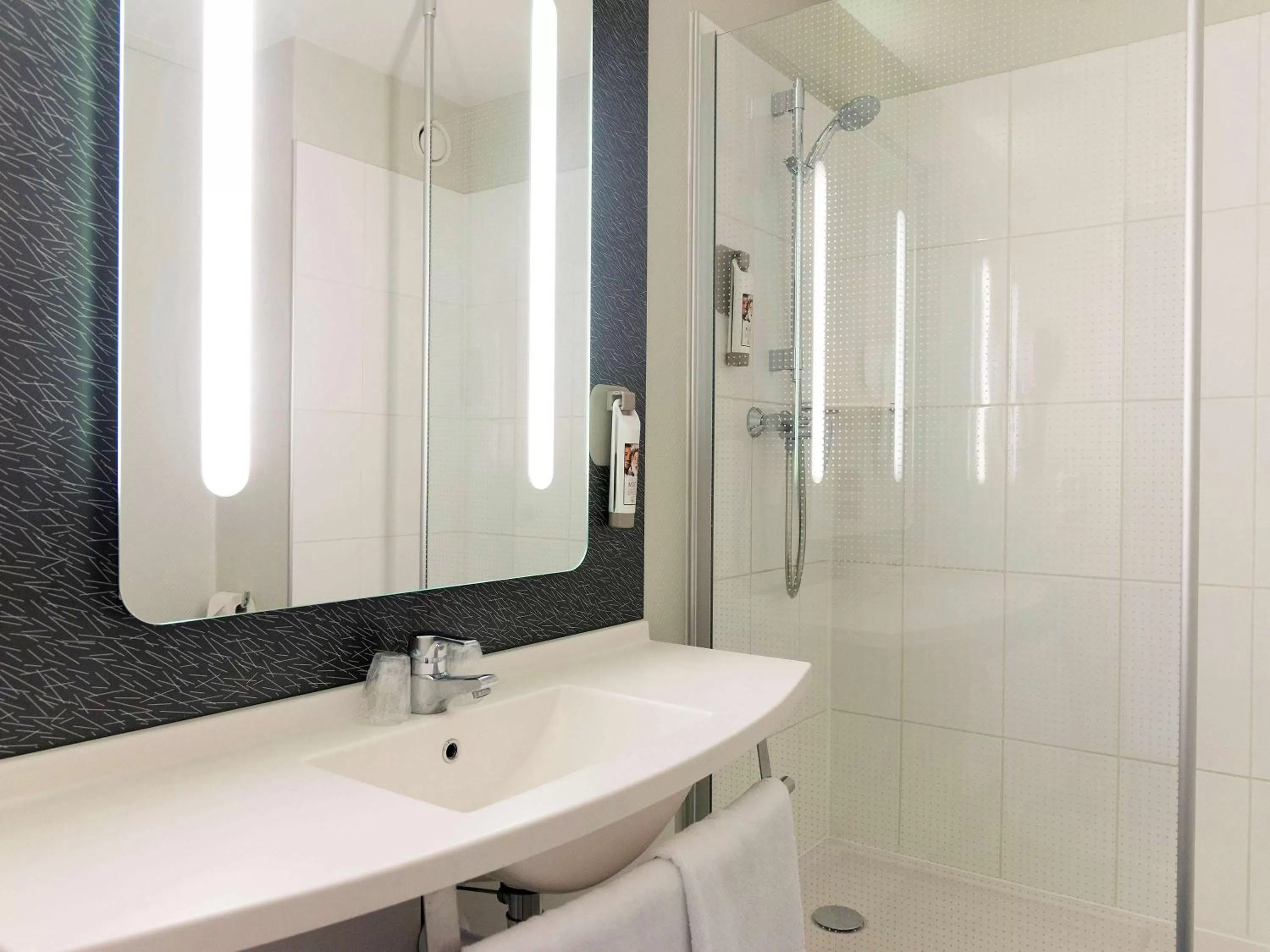 Photo of the whole room in ibis Laval Le Relais D'Armor