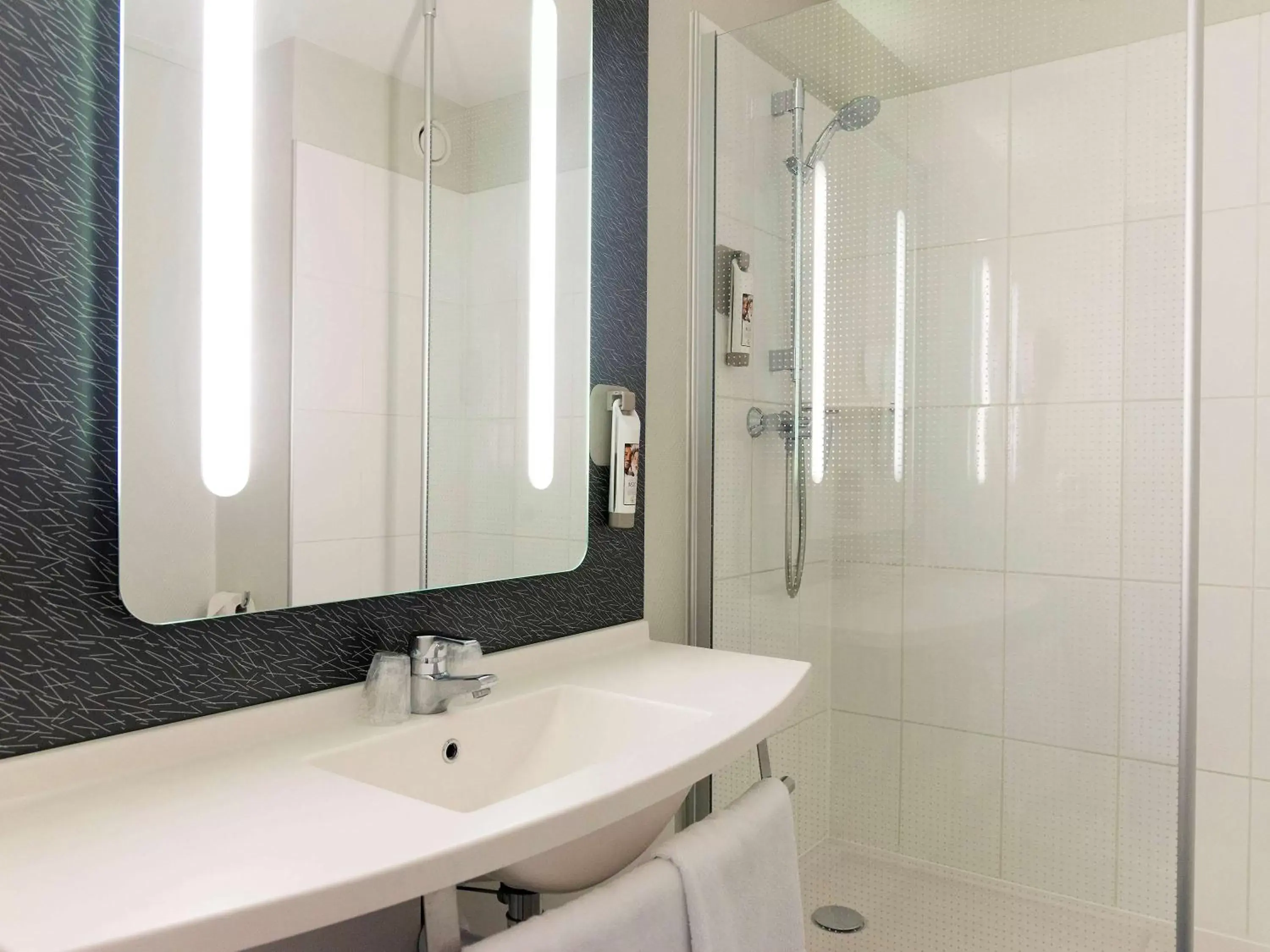 Photo of the whole room in ibis Laval Le Relais D'Armor Photo of the whole room in ibis Laval Le Relais D'Armor