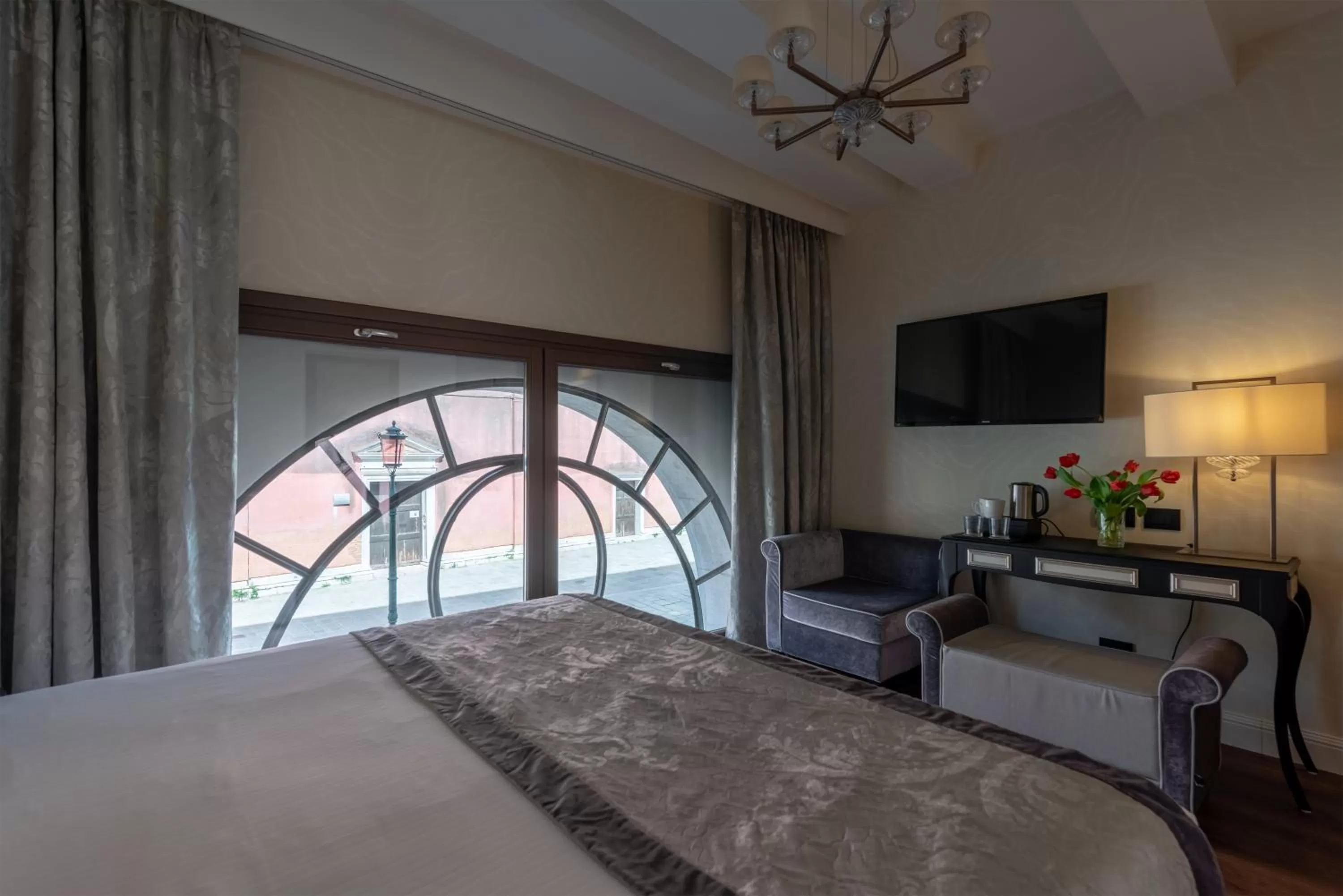 Bed in Palazzo Veneziano - Venice Collection