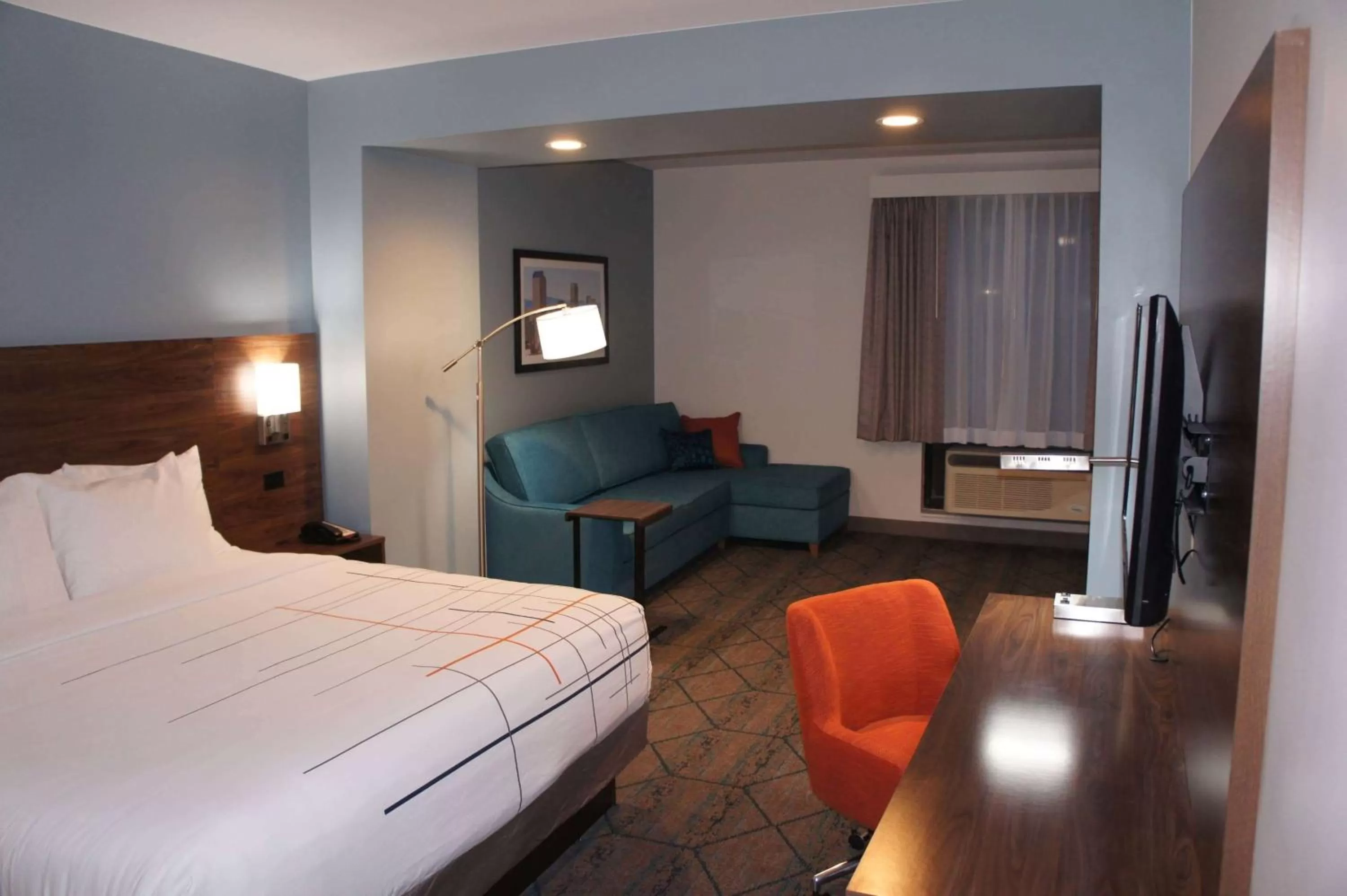 Photo of the whole room, Bed in La Quinta Inn & Suites by Wyndham Littleton-Red Rocks