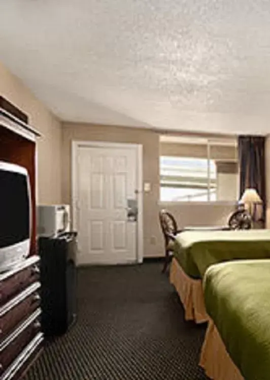 Photo of the whole room in Travelodge by Wyndham New Orleans Harvey Hotel