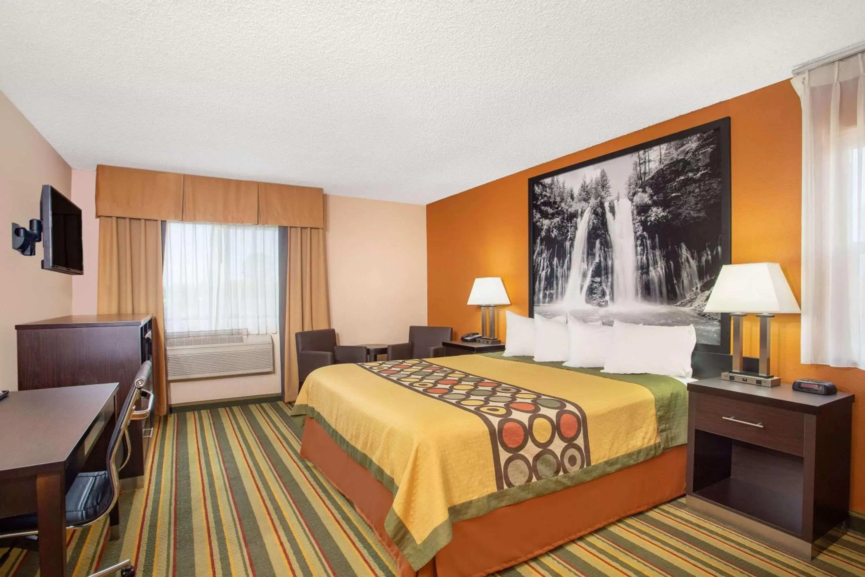Photo of the whole room, Bed in Super 8 by Wyndham Chico