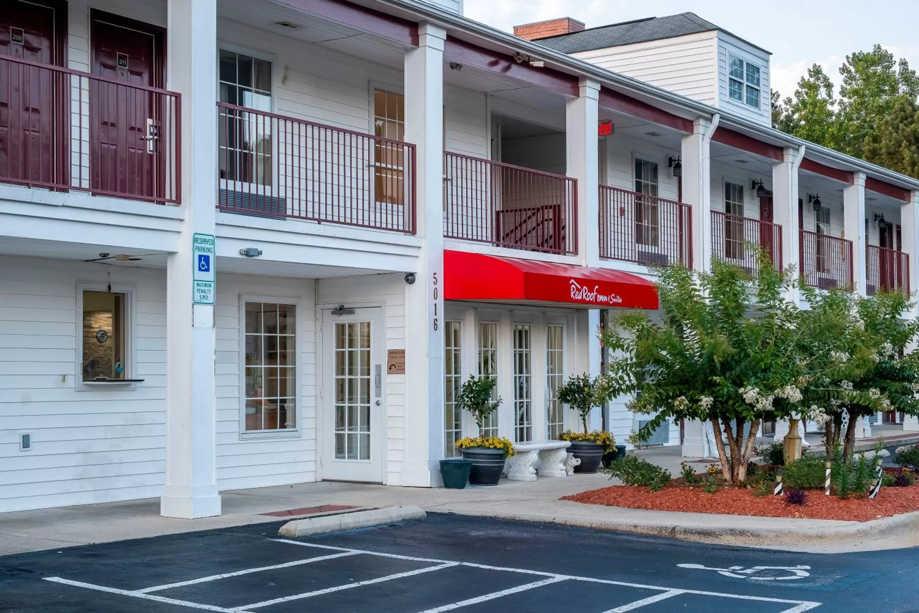 Property building, Facade/Entrance in Red Roof Inn & Suites Wilson