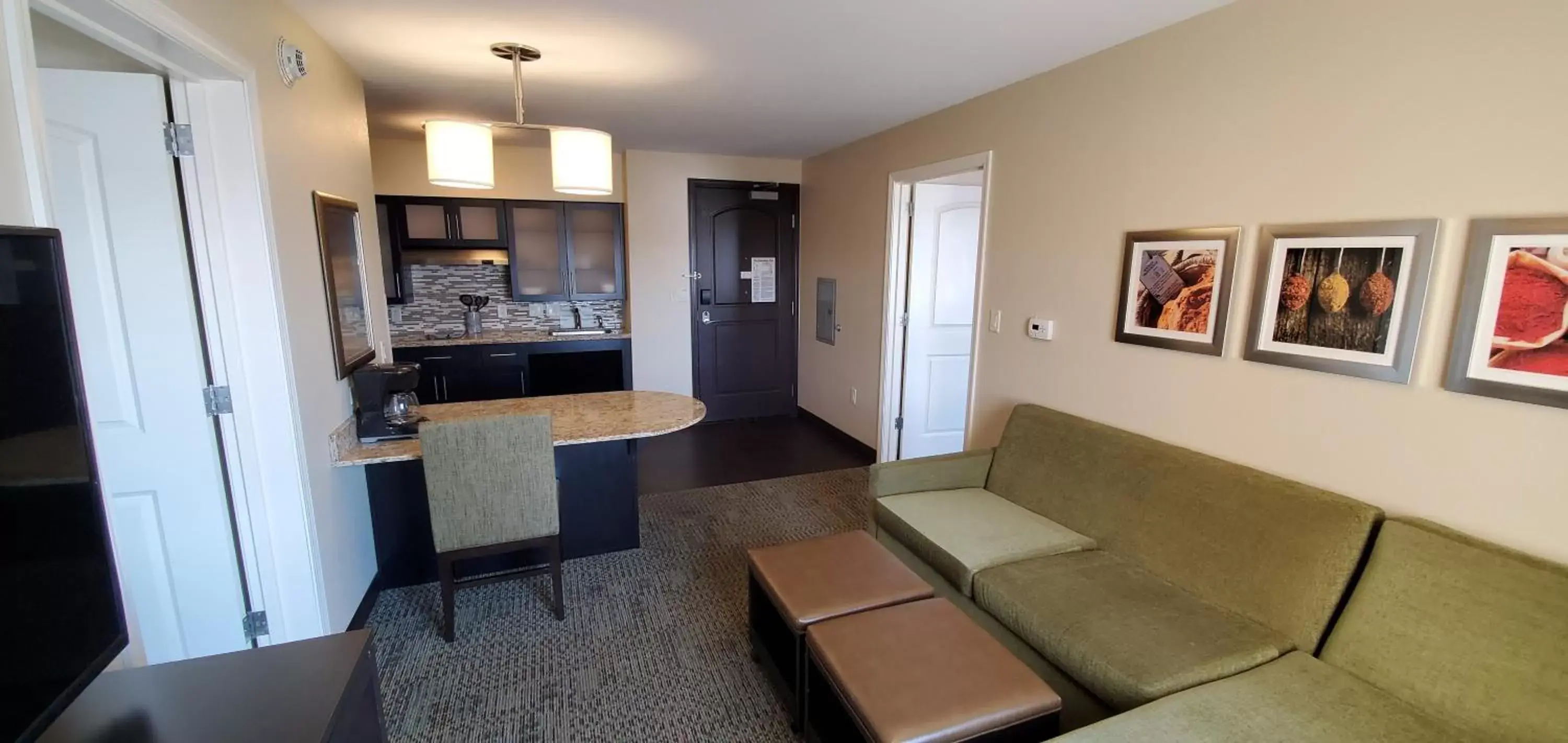 Photo of the whole room, Seating Area in Staybridge Suites Eau Claire - Altoona, an IHG Hotel