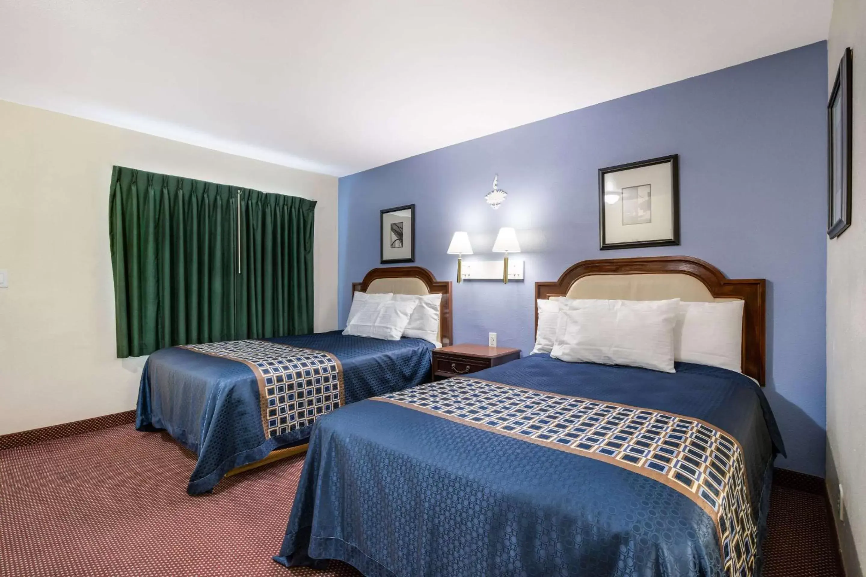 Photo of the whole room, Bed in Rodeway Inn & Suites