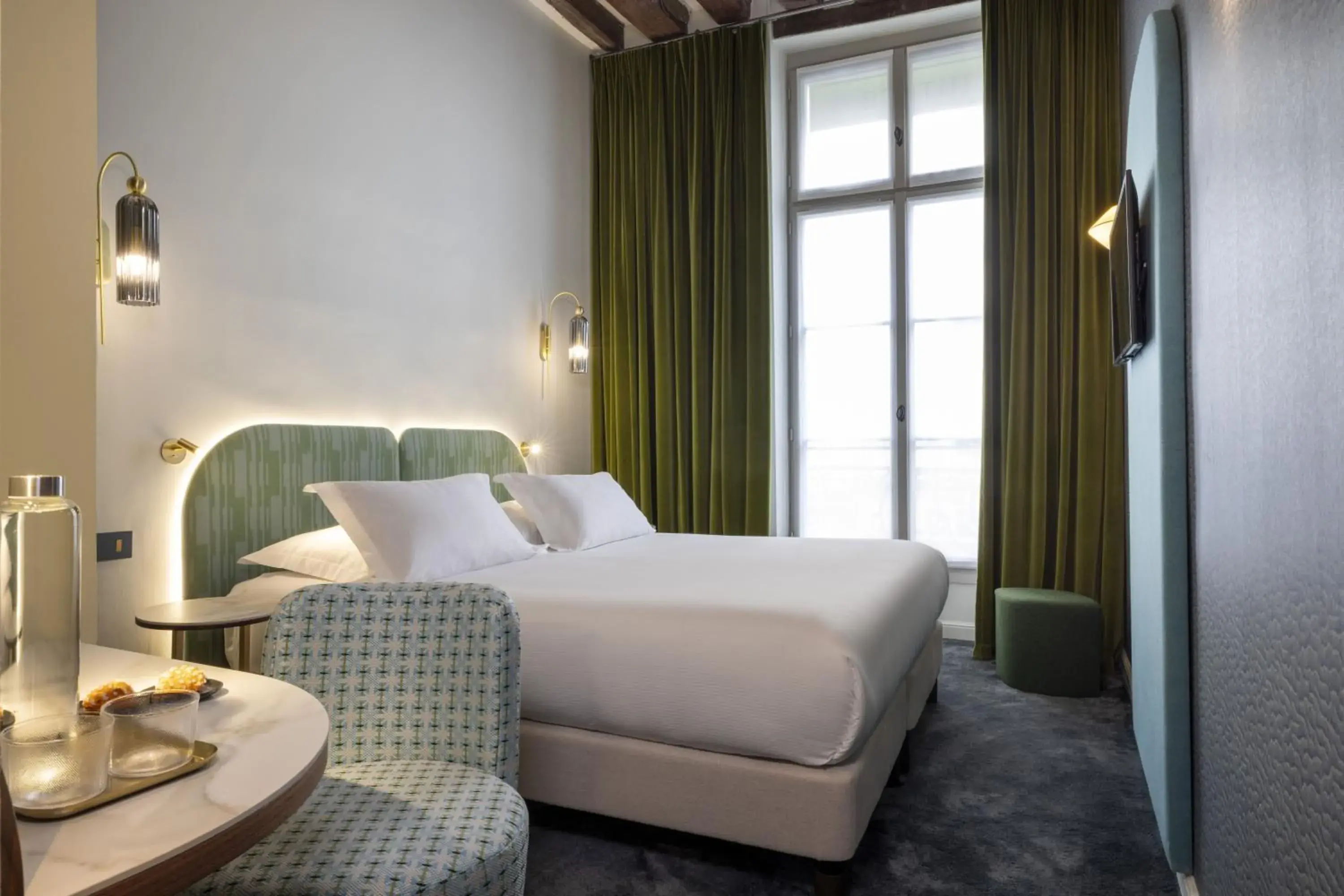 Bed in Hotel De Lutece - Notre-Dame