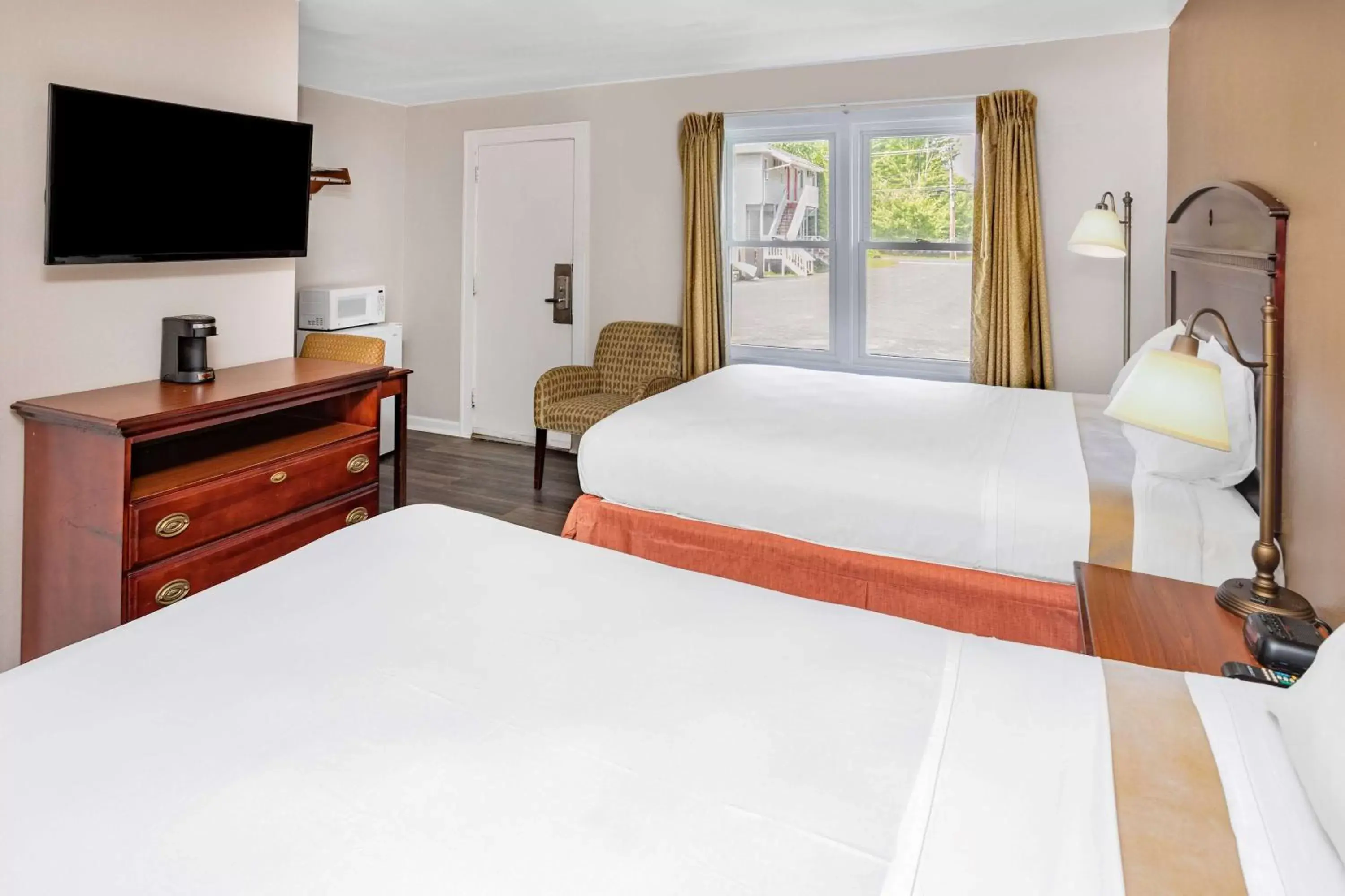 Photo of the whole room, Bed in Travelodge by Wyndham Great Barrington Berkshires
