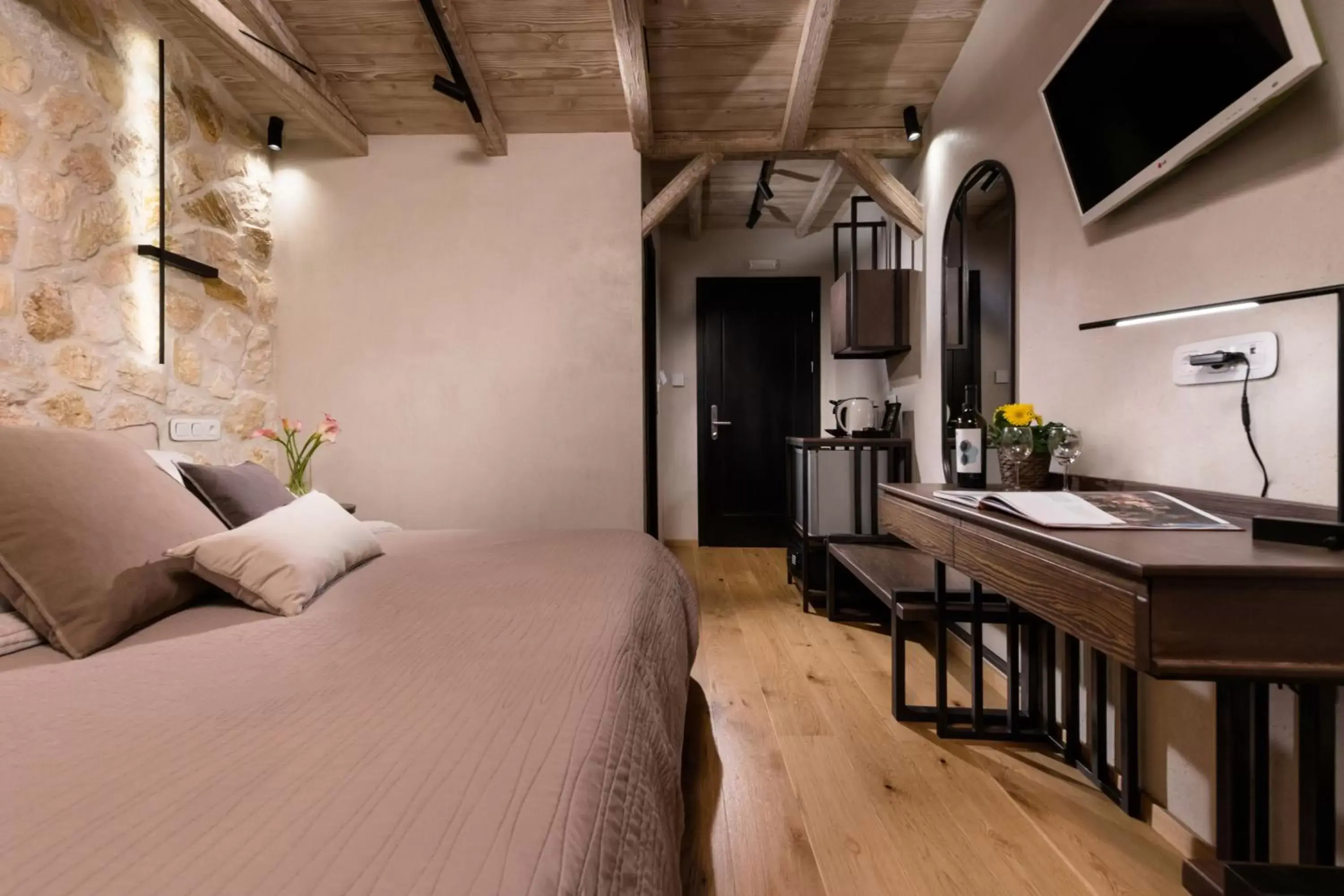 Bed, TV/Entertainment Center in Tsikeli Boutique Hotel Meteora - Adults Friendly
