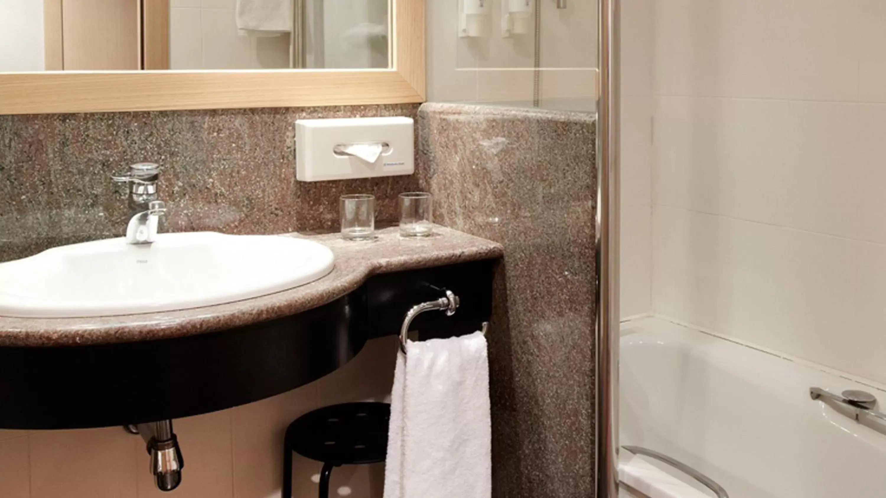 Bathroom in Suites Plaza Hotel & Wellness