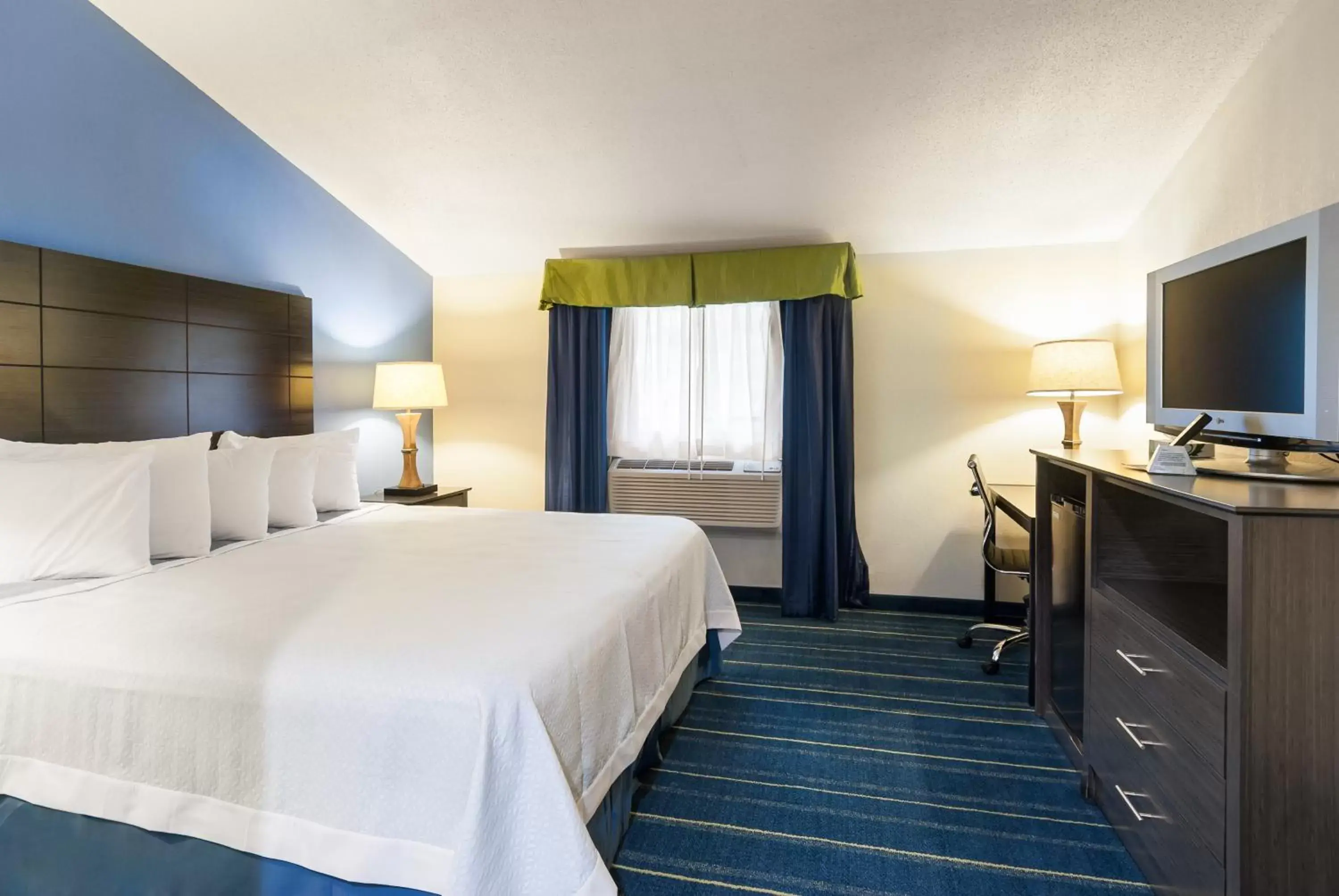 Suite with One King Bed and Two Queen Beds and Roll-In Shower - Mobility Accessible in Days Inn by Wyndham Tamworth Suite with One King Bed and Two Queen Beds and Roll-In Shower - Mobility Accessible in Days Inn by Wyndham Tamworth