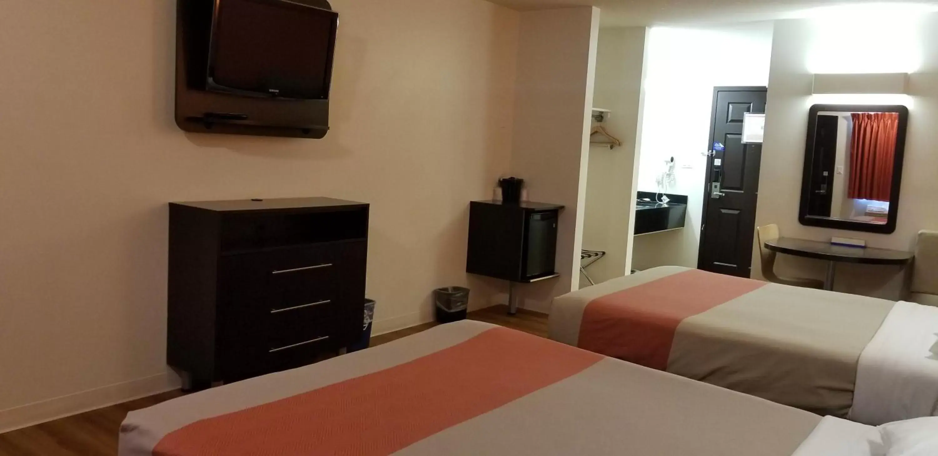 Bed, TV/Entertainment Center in Motel 6-Innisfail, AB