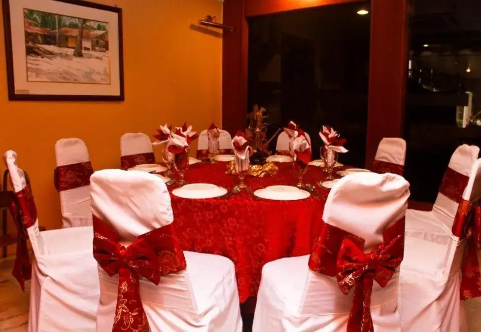 Banquet/Function facilities, Restaurant/Places to Eat in De Rhu Beach Resort