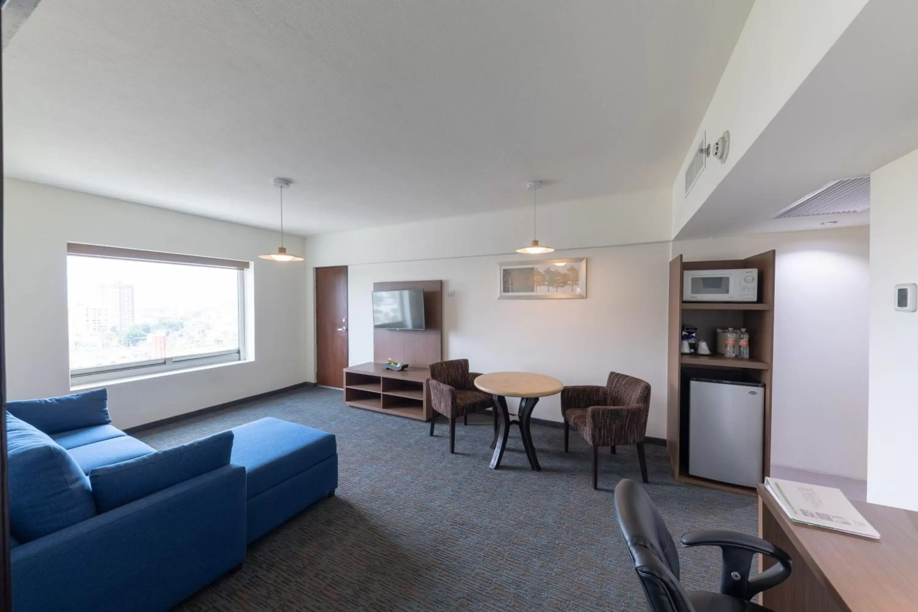 Photo of the whole room, Seating Area in Holiday Inn Guadalajara Expo Plaza del Sol, an IHG Hotel