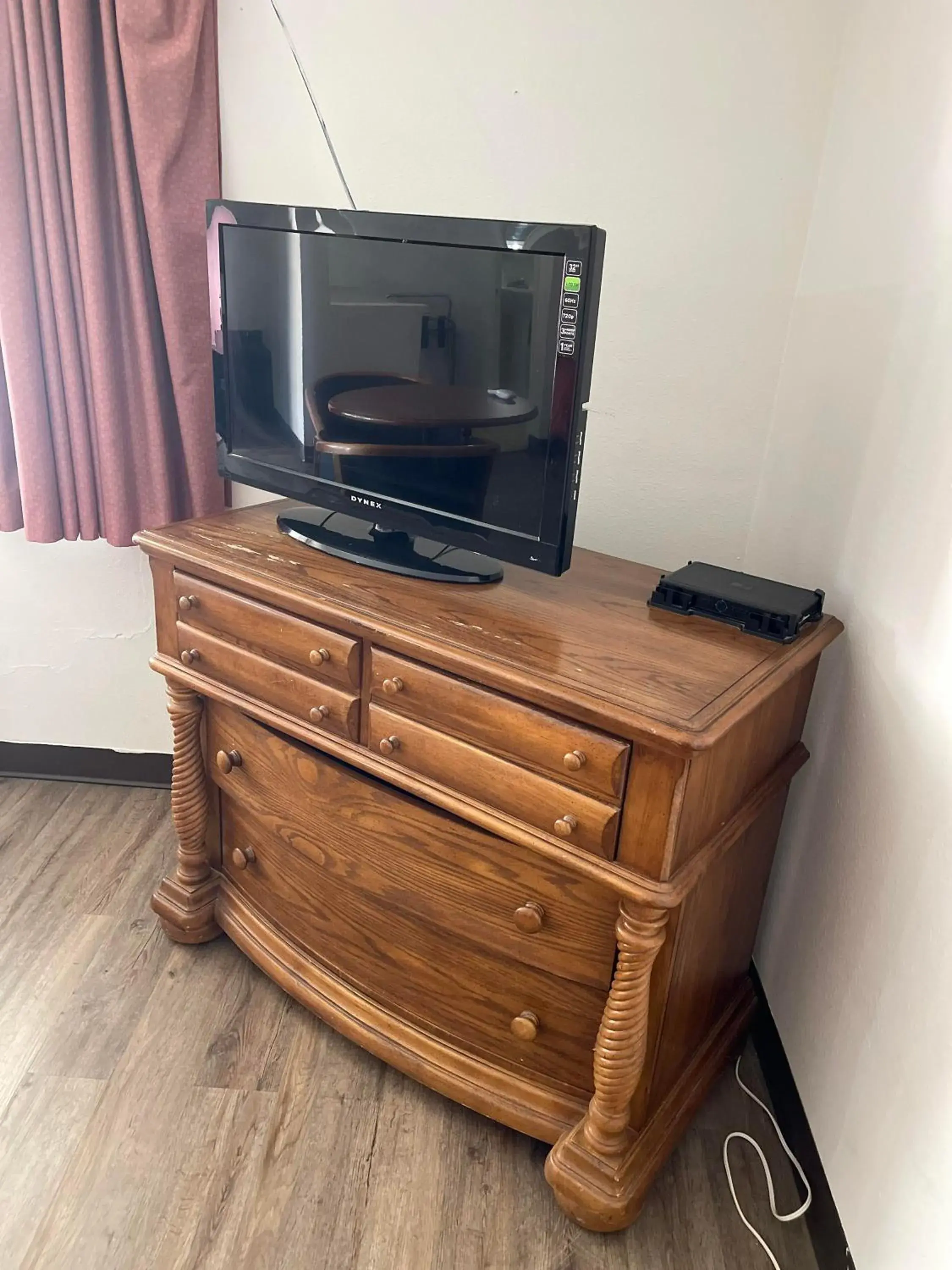 TV and multimedia, TV/Entertainment Center in Safari Motel