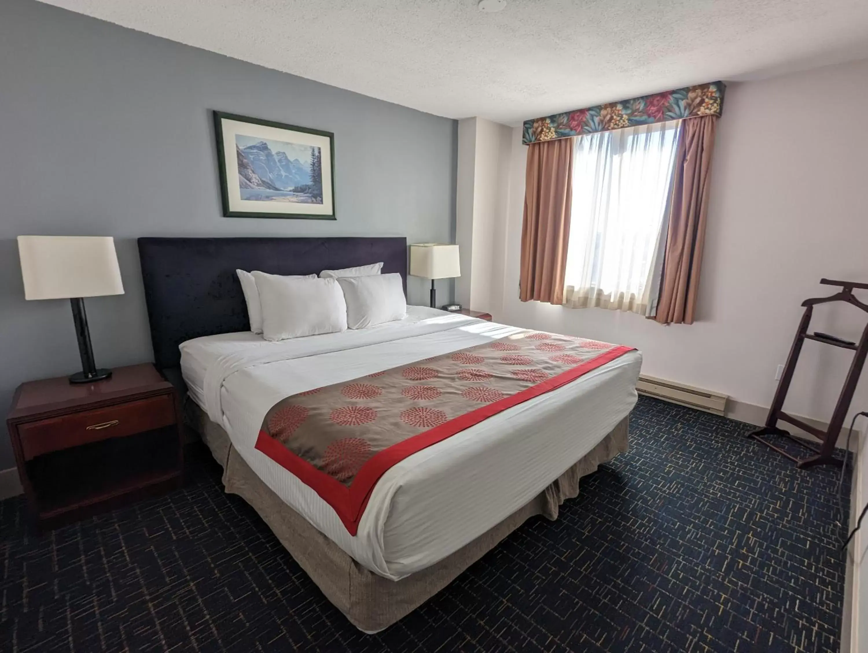 Bedroom, Bed in DIVYA SUTRA Riviera Plaza and Conference Centre Calgary Airport