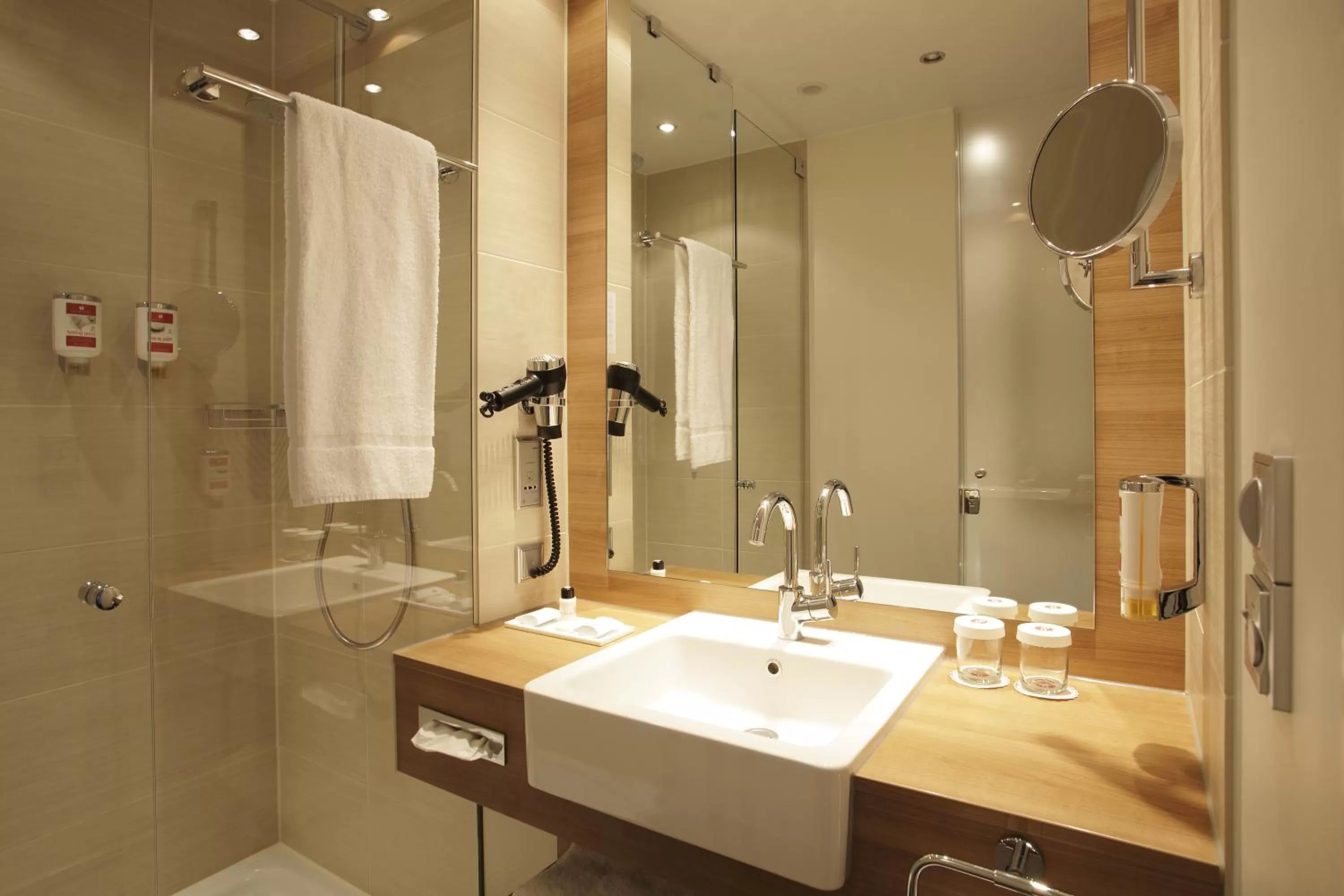 Bathroom in H4 Hotel Berlin Alexanderplatz