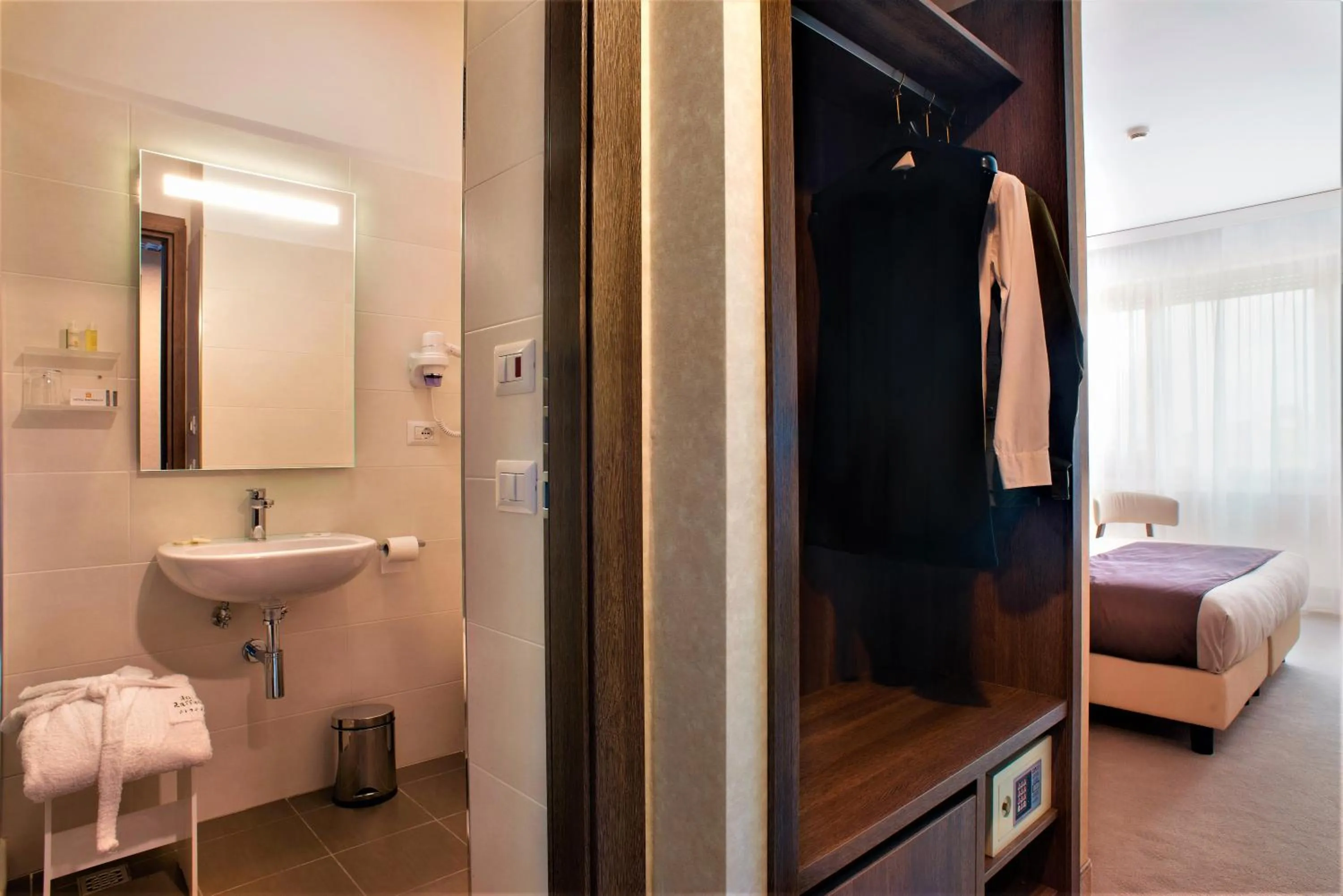 Bathroom, Bed in Hotel Raffaello