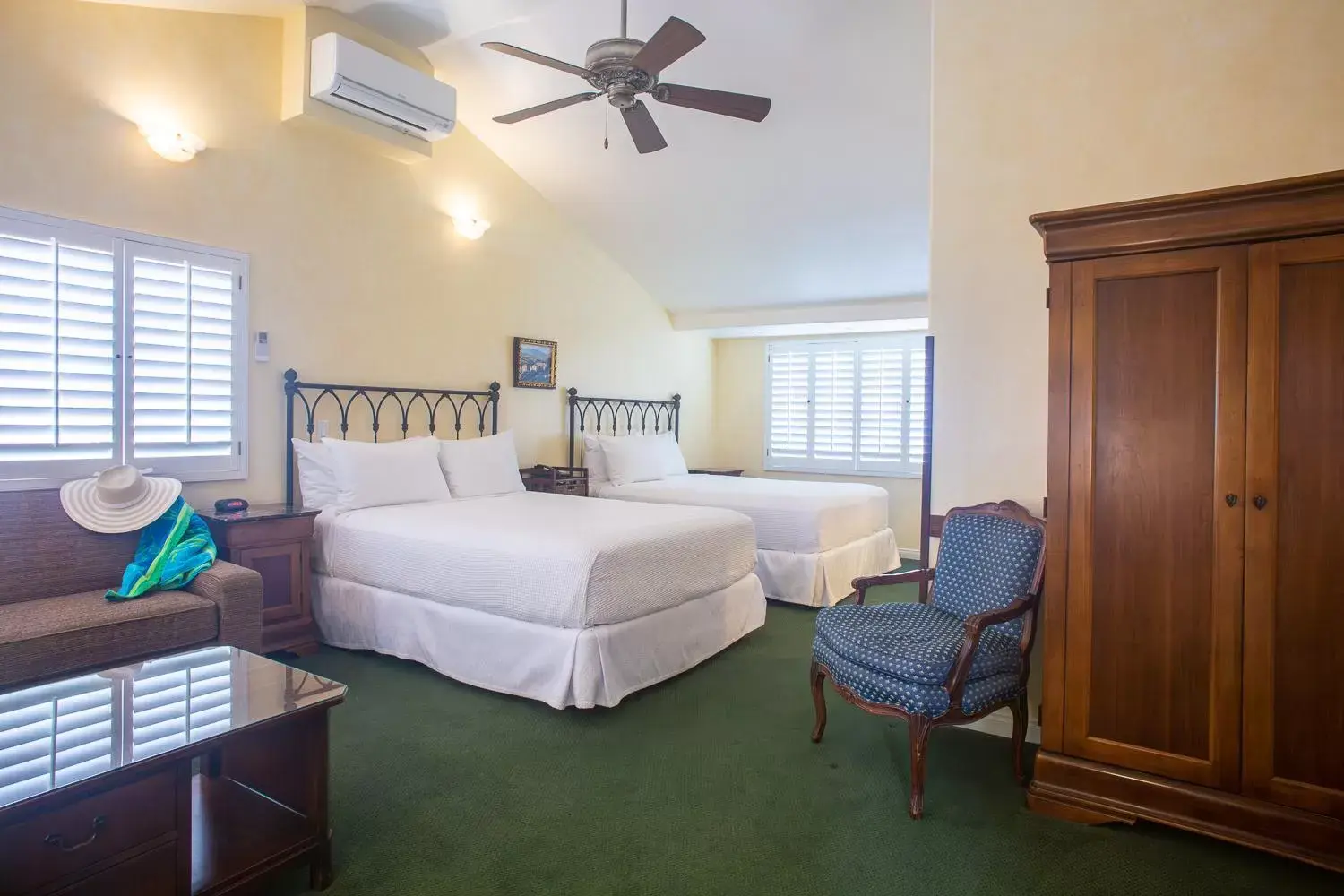 Bed in Castillo Inn at the Beach