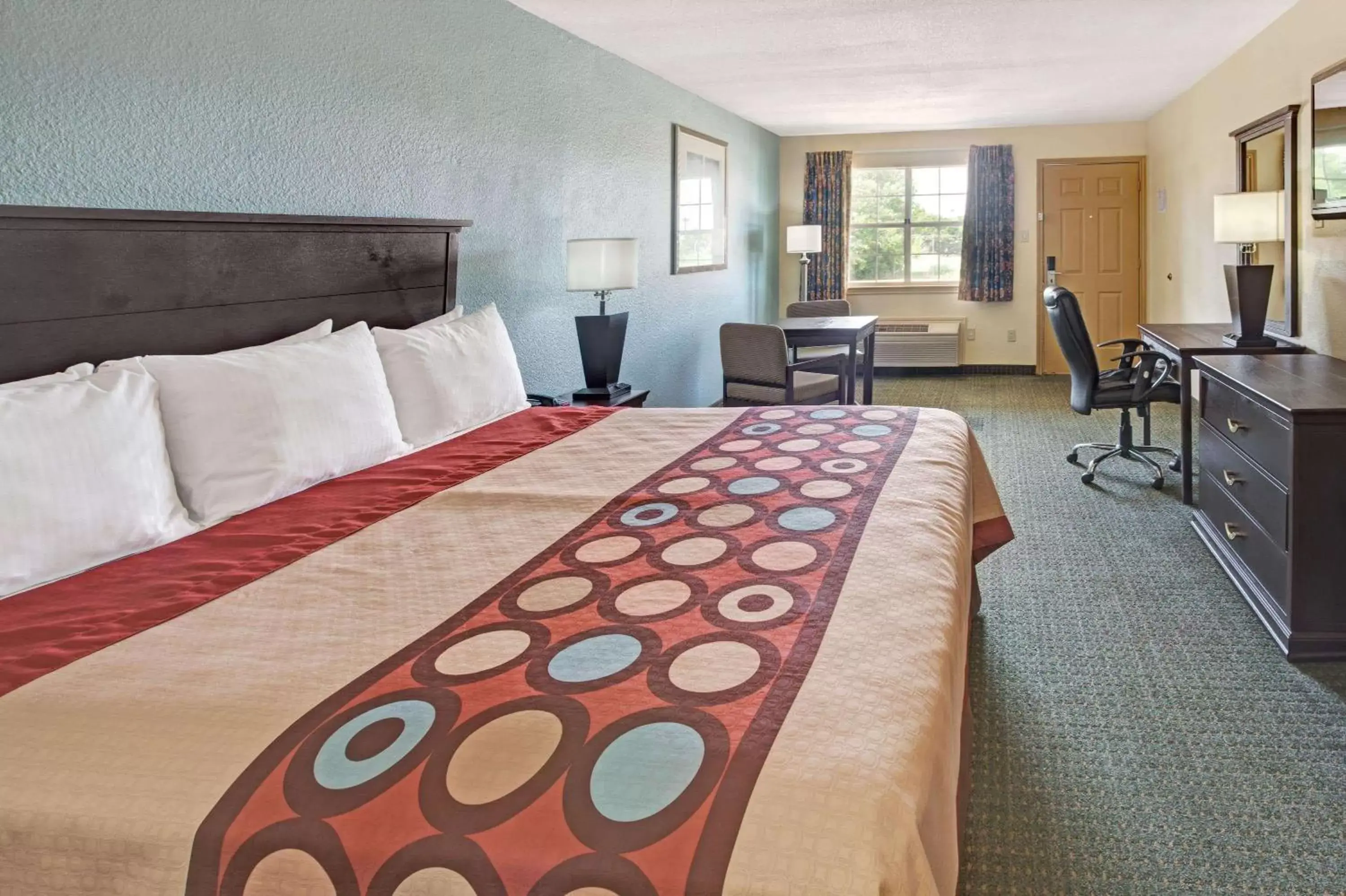 Photo of the whole room in Super 8 by Wyndham Dallas East