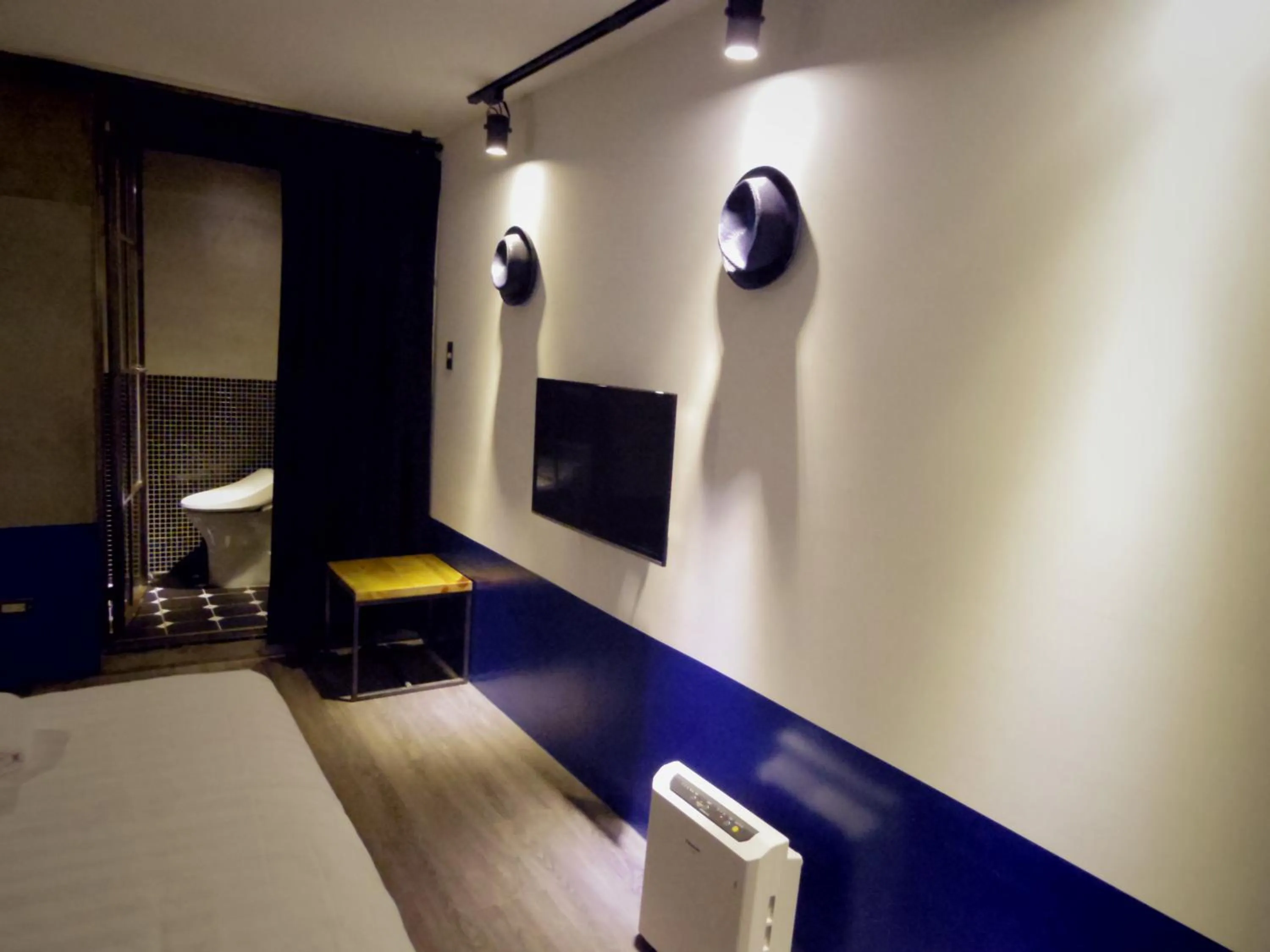 Photo of the whole room, Bed in 禾裕 北車 Hey!U