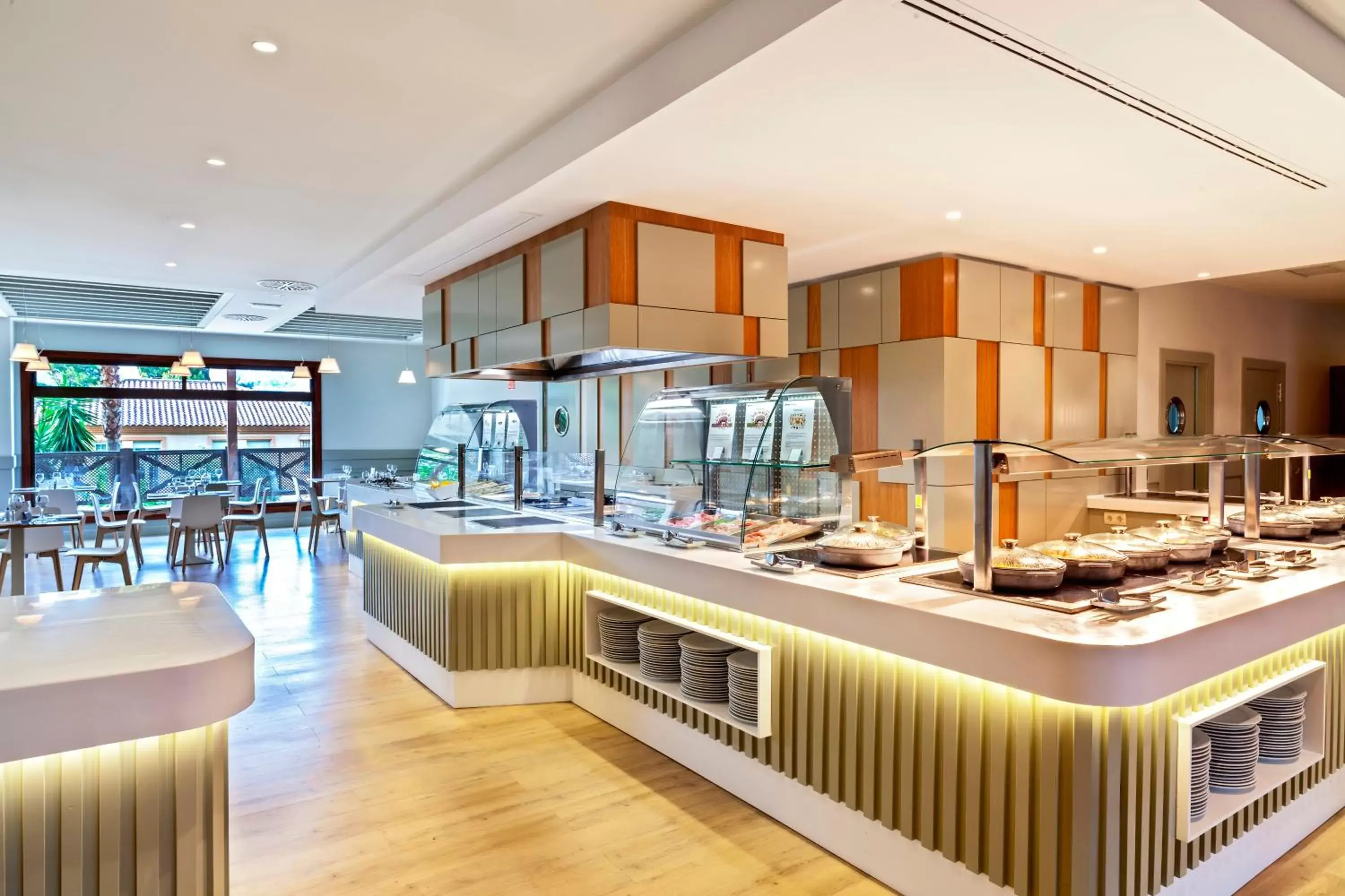 Restaurant/places to eat, Kitchen/Kitchenette in Barceló Marbella