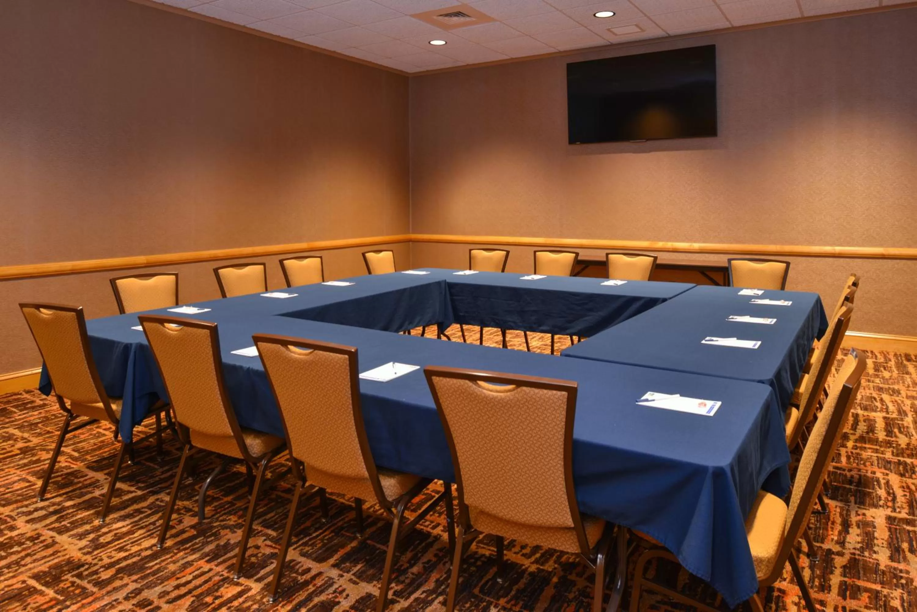 Meeting/conference room in Holiday Inn Express Breezewood by IHG