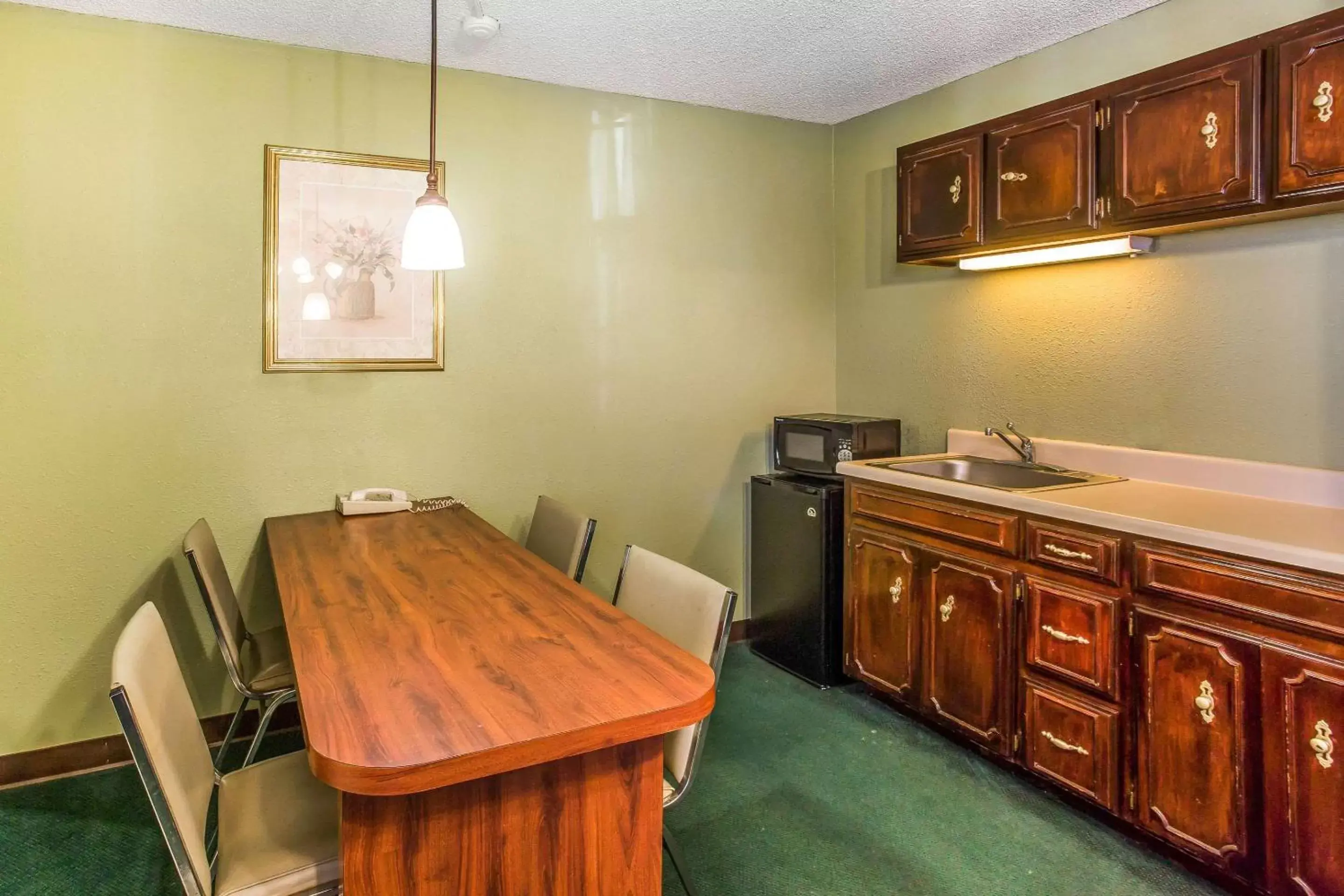 Photo of the whole room, Kitchen/Kitchenette in Rodeway Inn & Suites Smyrna