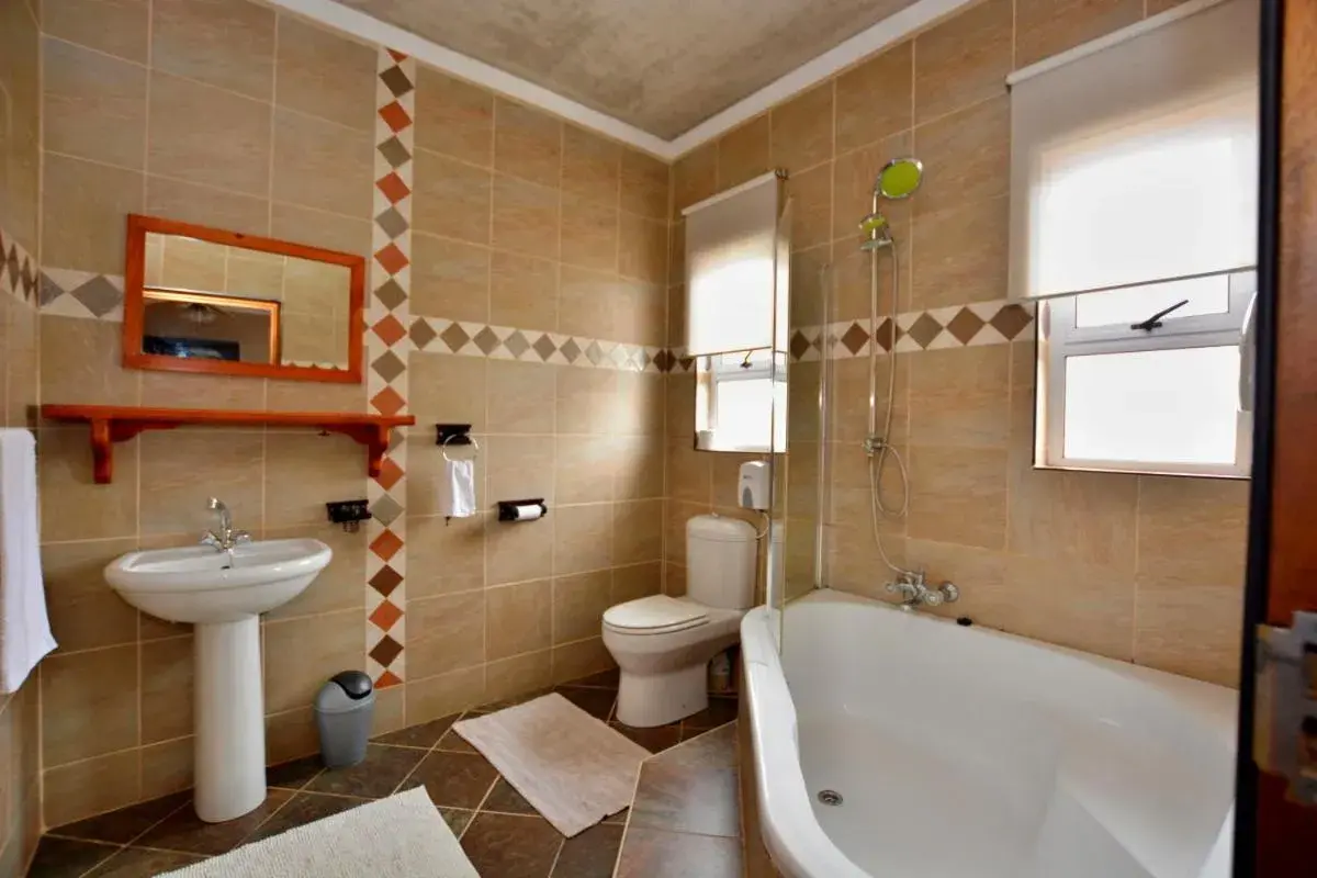 Bath, Bathroom in Amarachi Guesthouse