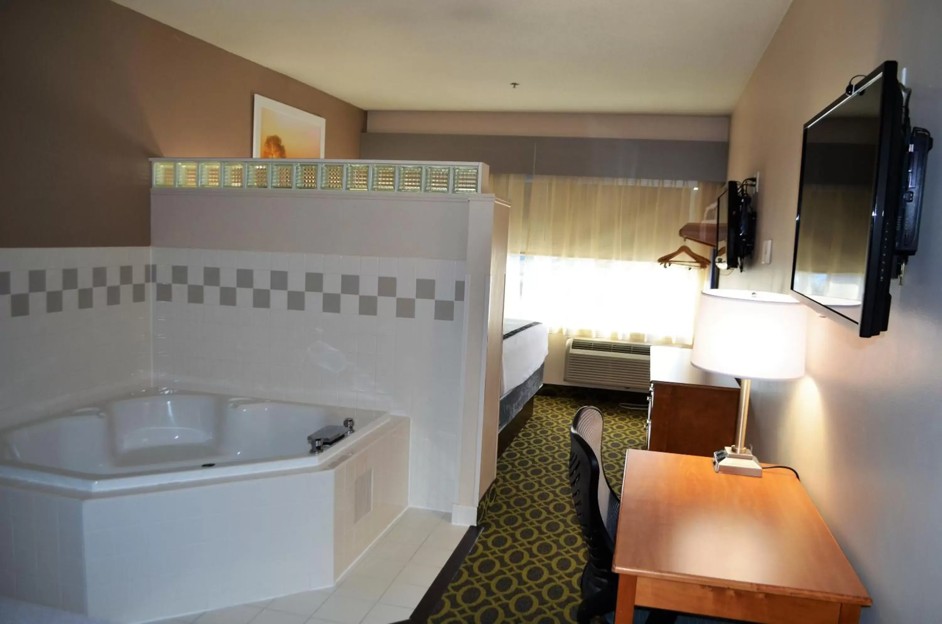 King Suite with Spa Bath in Days Inn & Suites by Wyndham Madison
