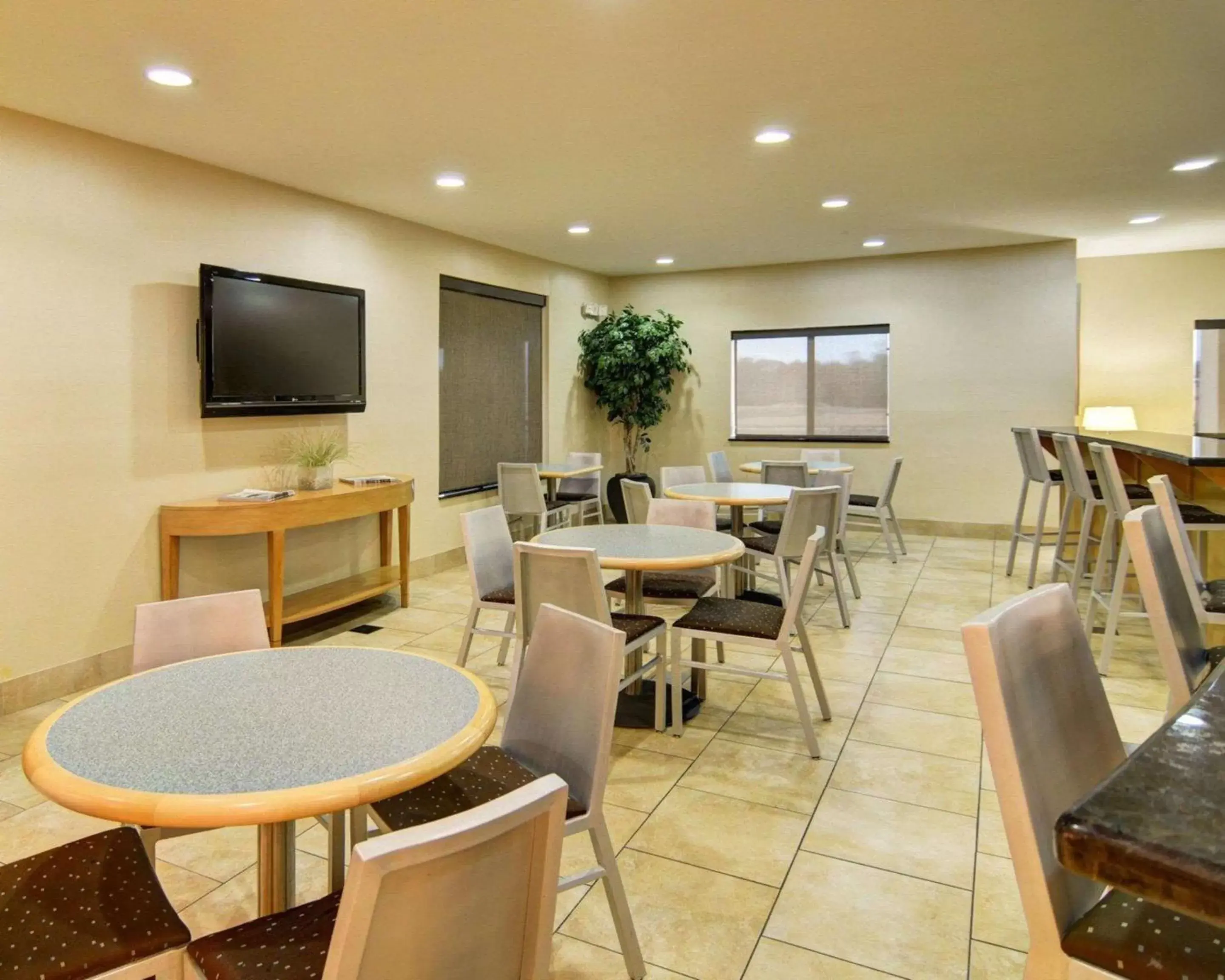 Restaurant/Places to Eat in Comfort Suites Lindale