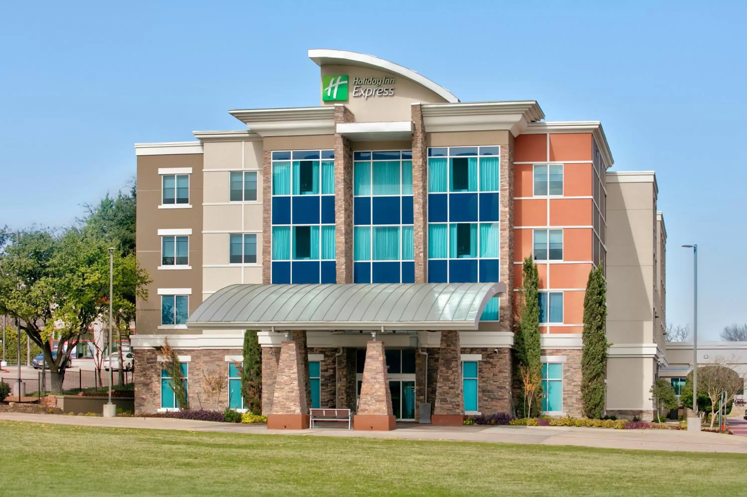 Property Building in Holiday Inn Express & Suites North Dallas at Preston, an IHG Hotel