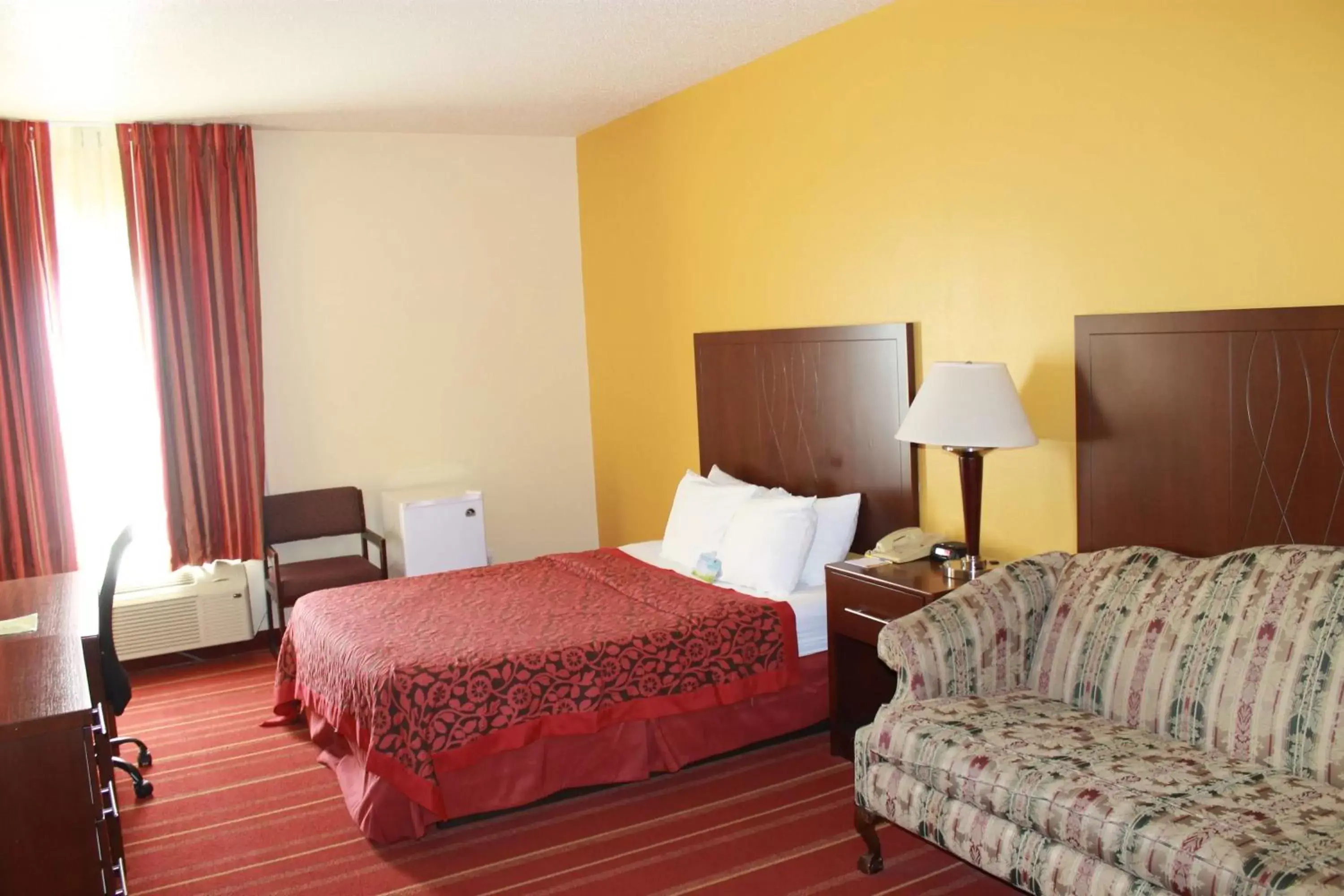 Photo of the whole room, Bed in Days Inn by Wyndham Walcott Davenport