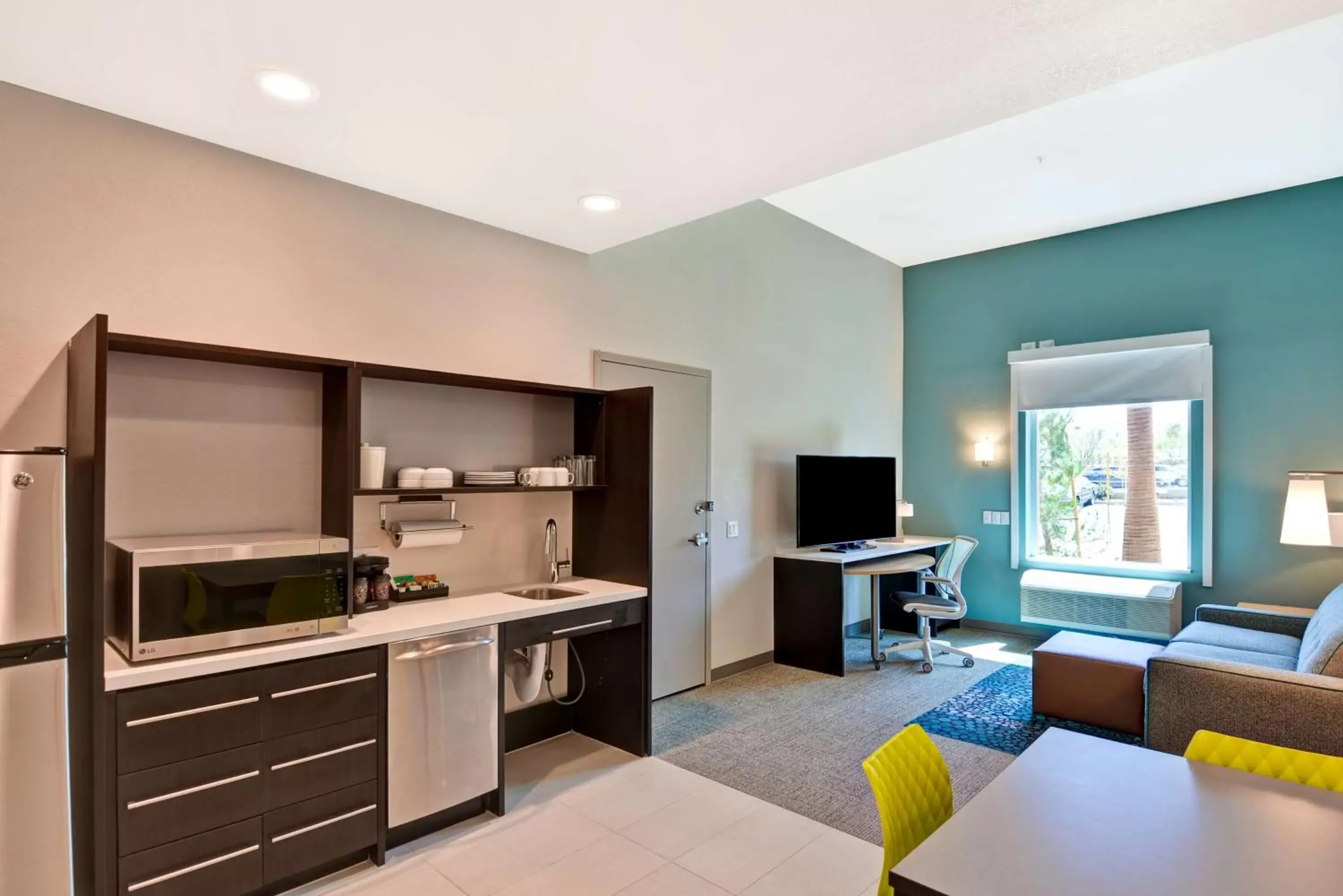 Bedroom, Kitchen/Kitchenette in Home2 Suites By Hilton Palmdale