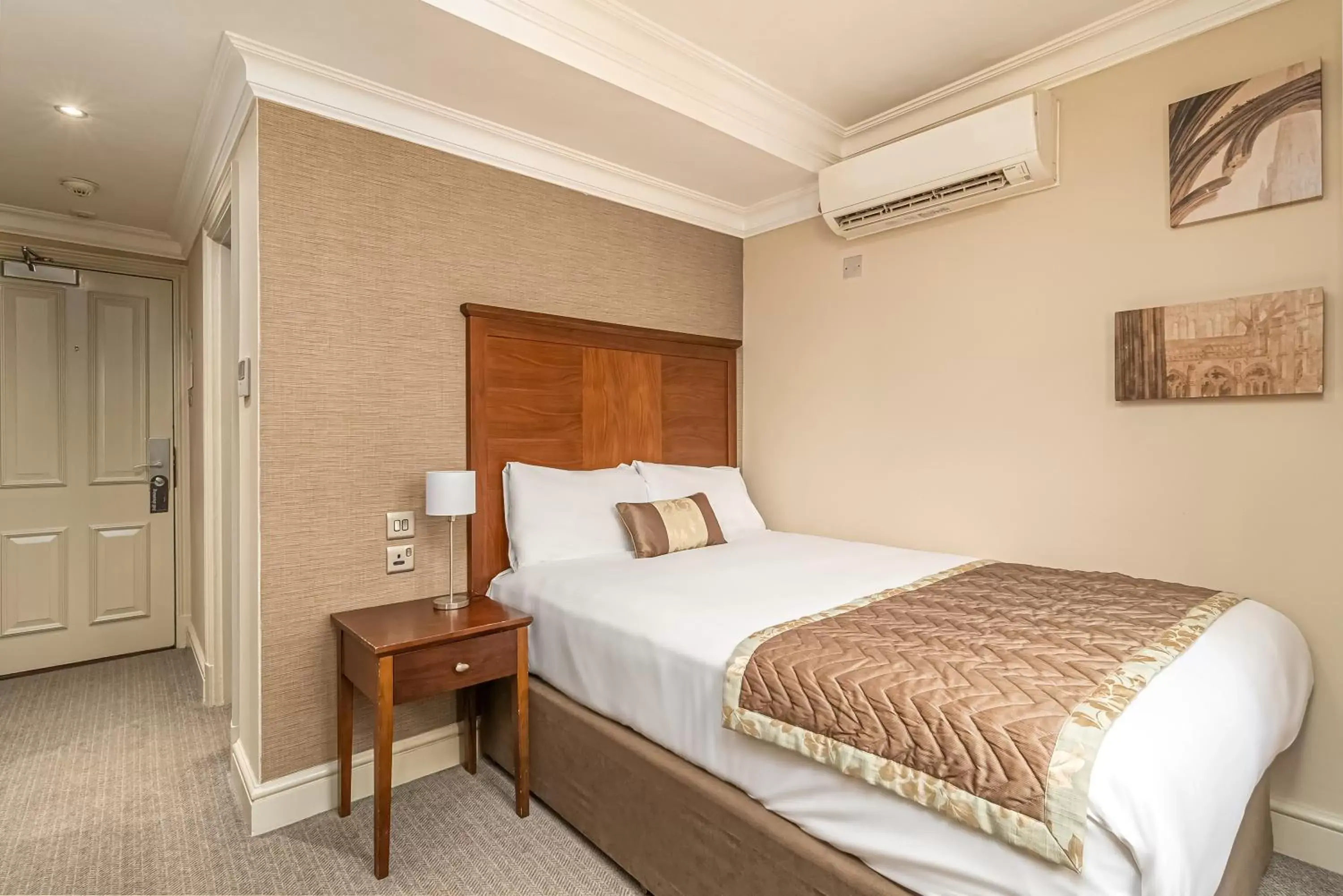 Bed in Mercure Salisbury White Hart Hotel