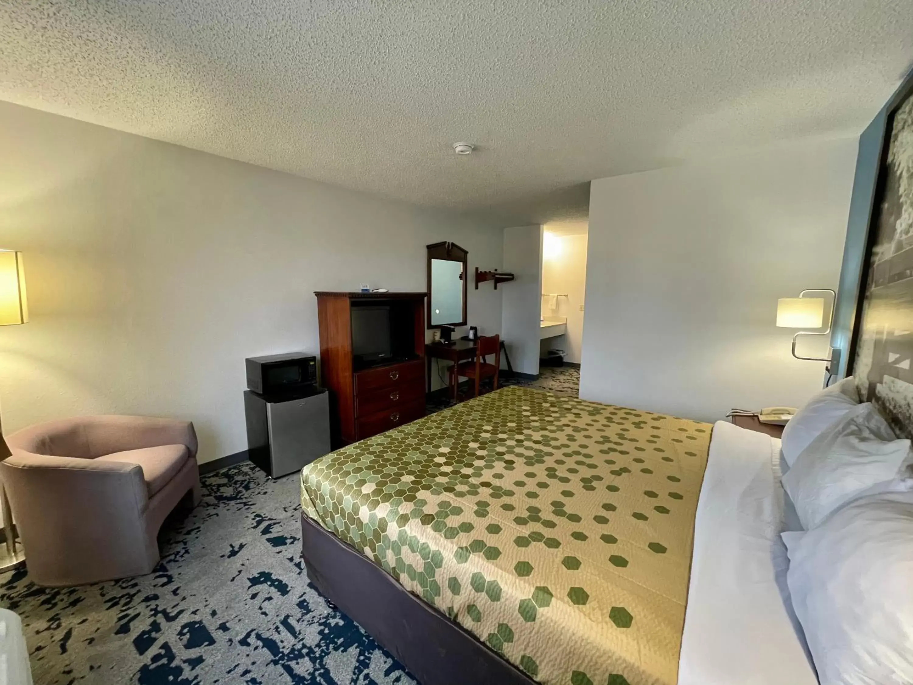 Photo of the whole room, Bed in Lamoni Inn & Suites Photo of the whole room, Bed in Lamoni Inn & Suites