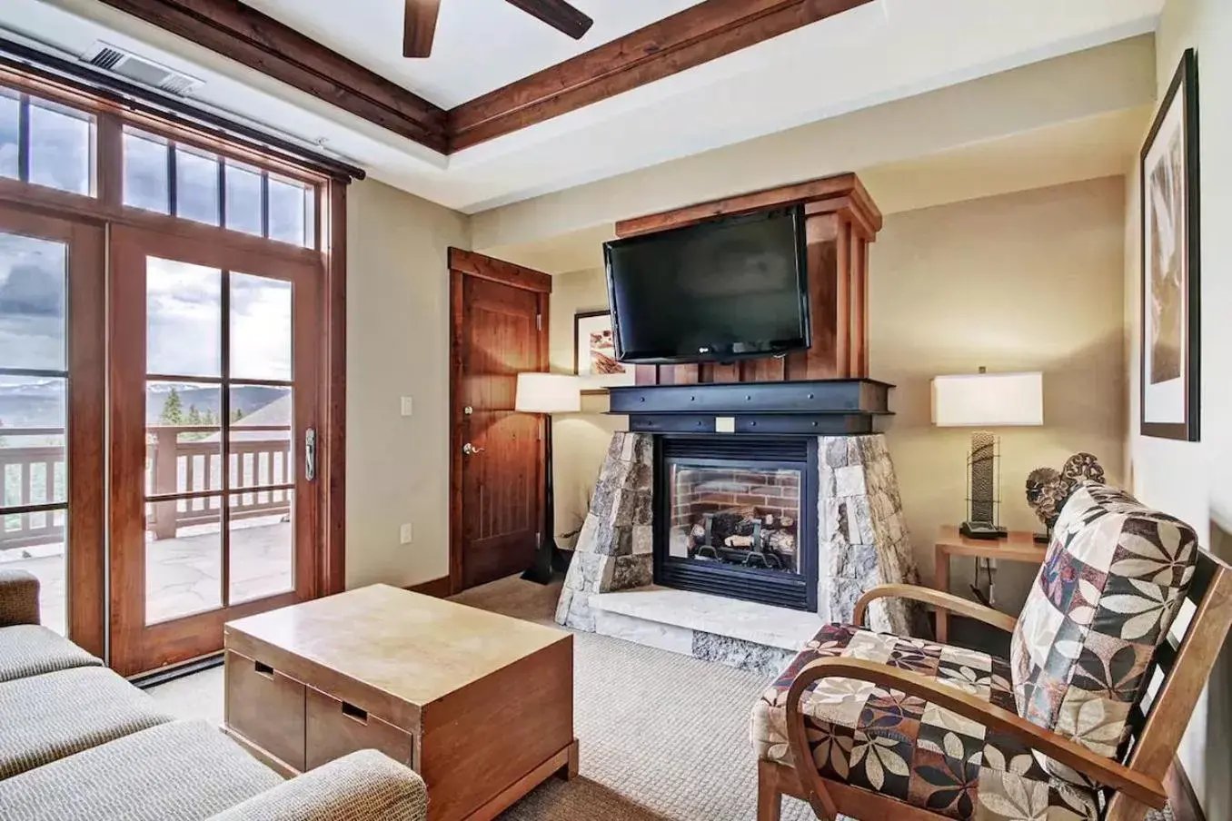 Living room, TV/Entertainment Center in One Ski Hill, A RockResort