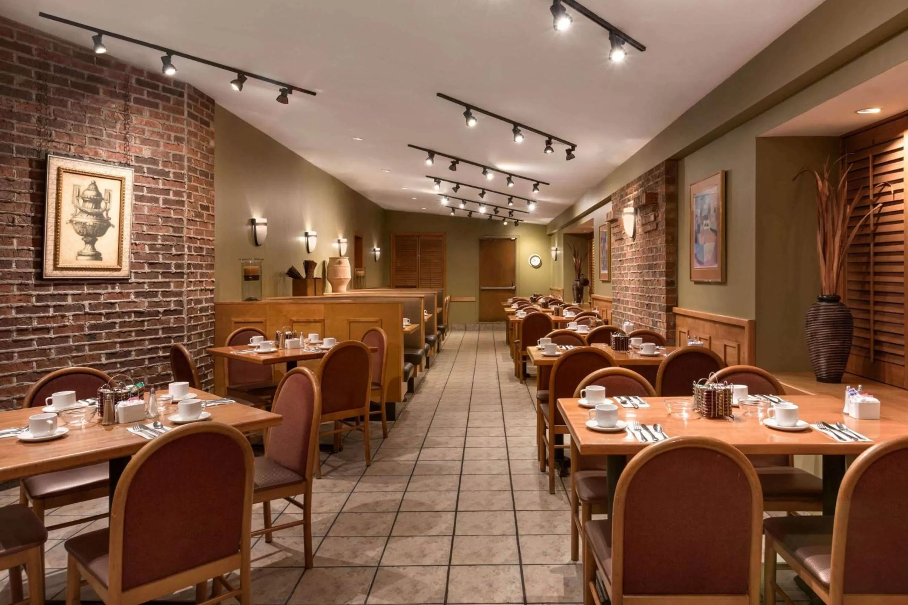 Restaurant/Places to Eat in Travelodge Hotel by Wyndham Kingston Lasalle