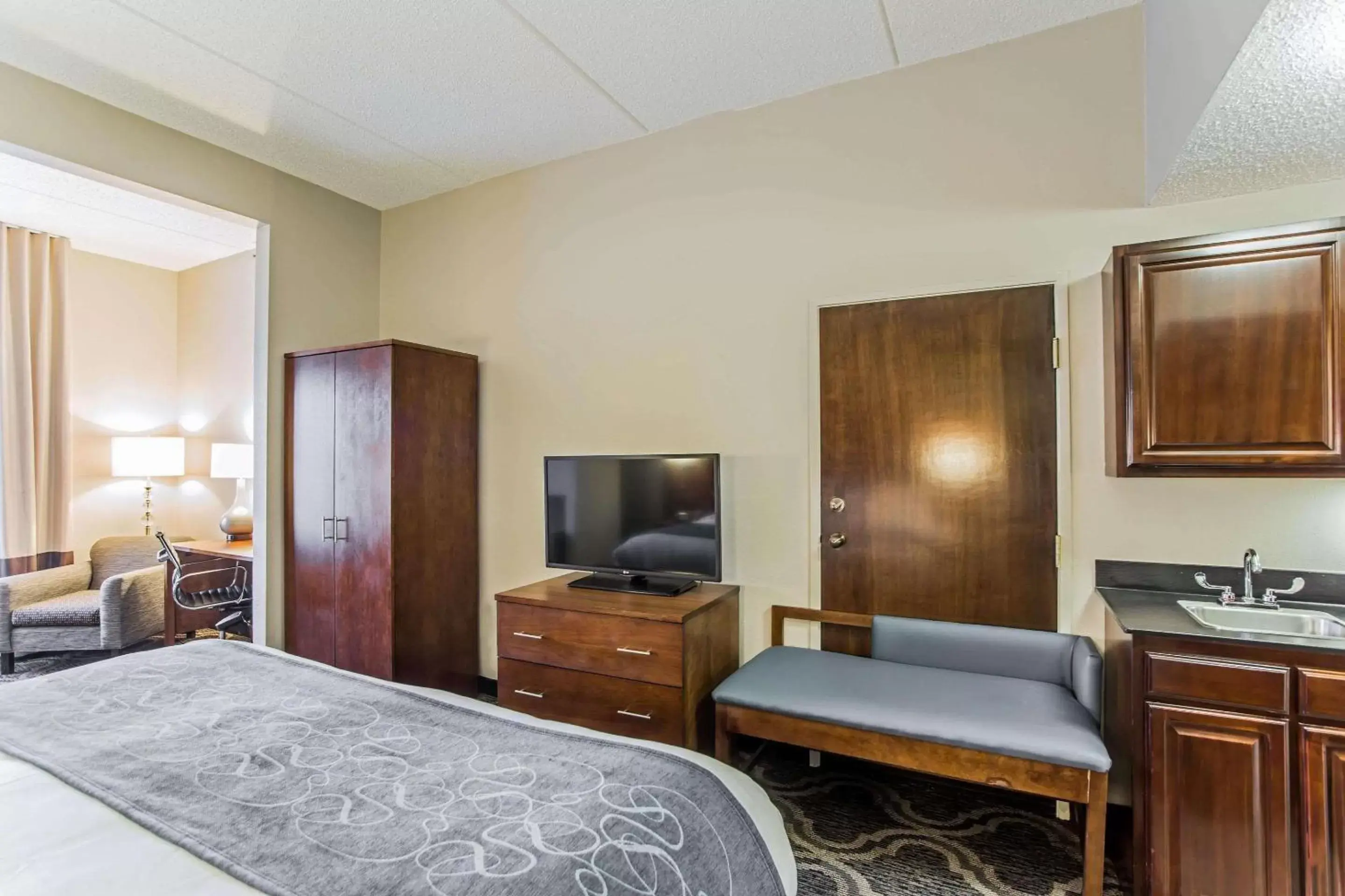 Bedroom, Bed in Comfort Suites Pineville - Ballantyne Area