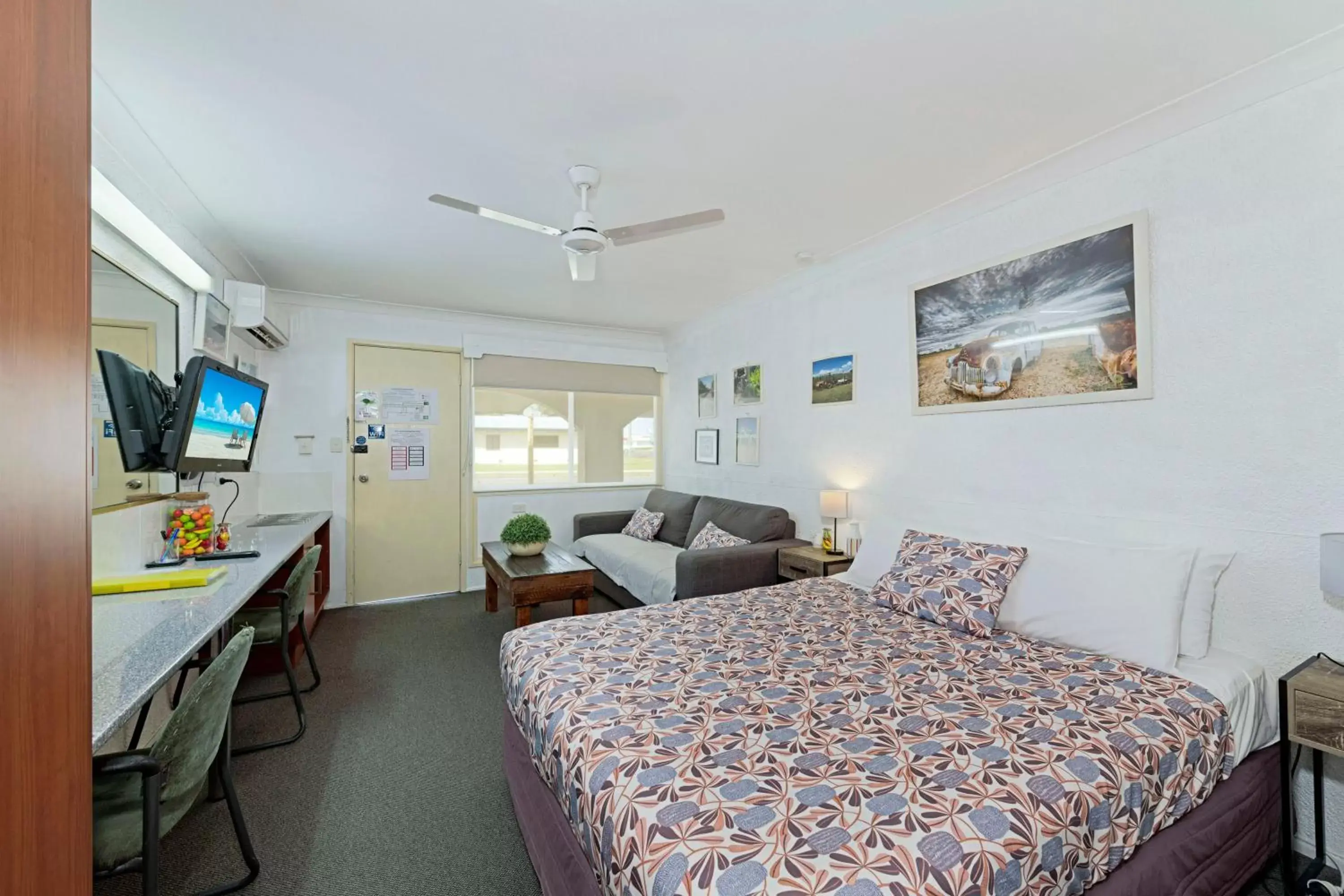 Bedroom, Bed in Bundaberg Coral Villa Motor Inn