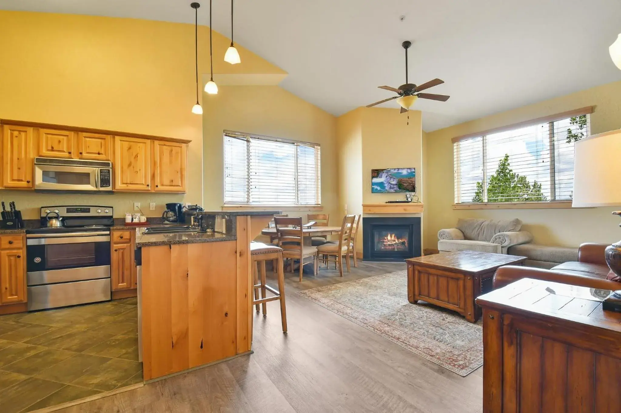 Living room, Kitchen/Kitchenette in Silverado Lodge Park City - Canyons Village