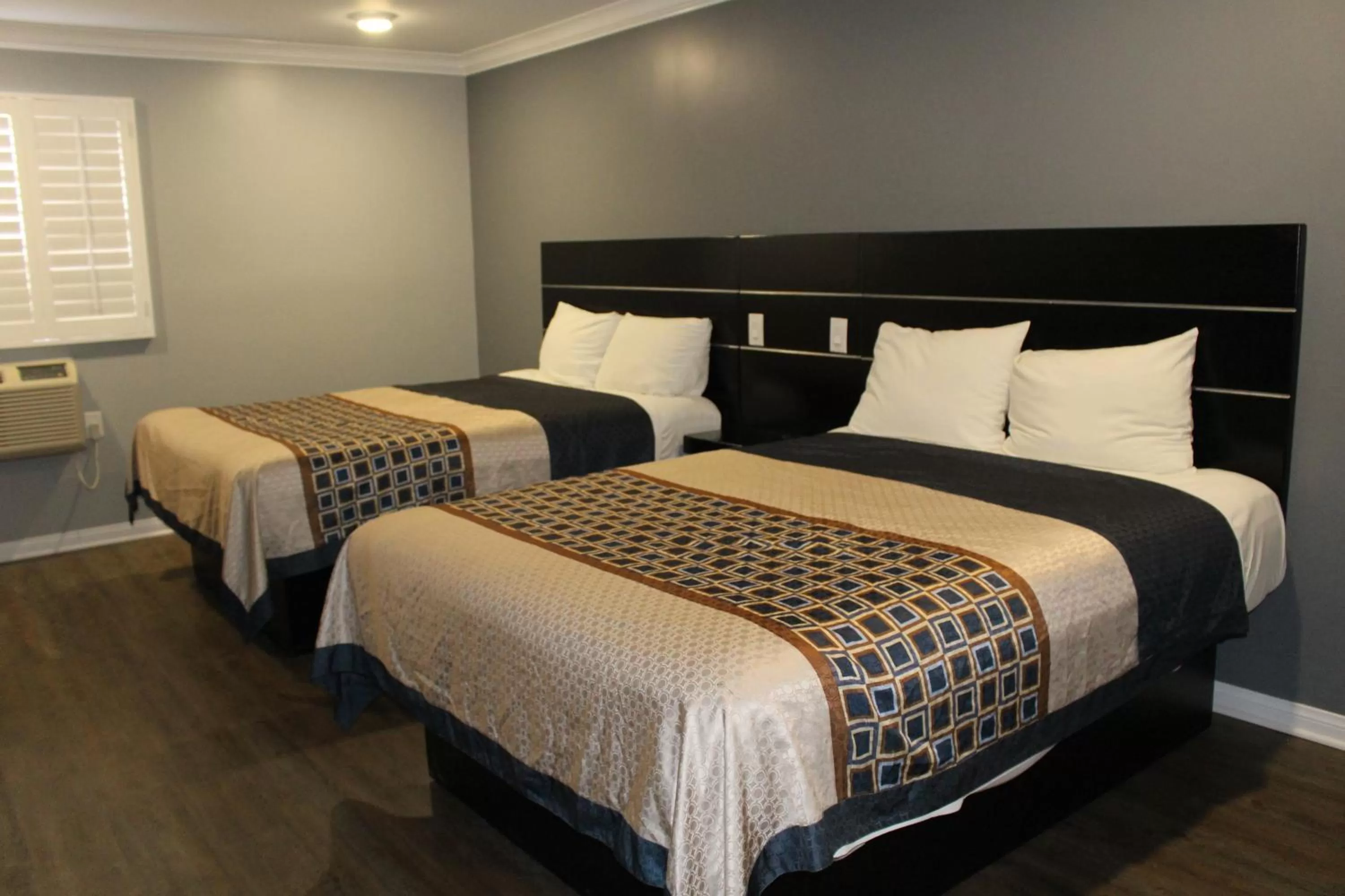 Bed in ERTH INN by AGA Los Angeles