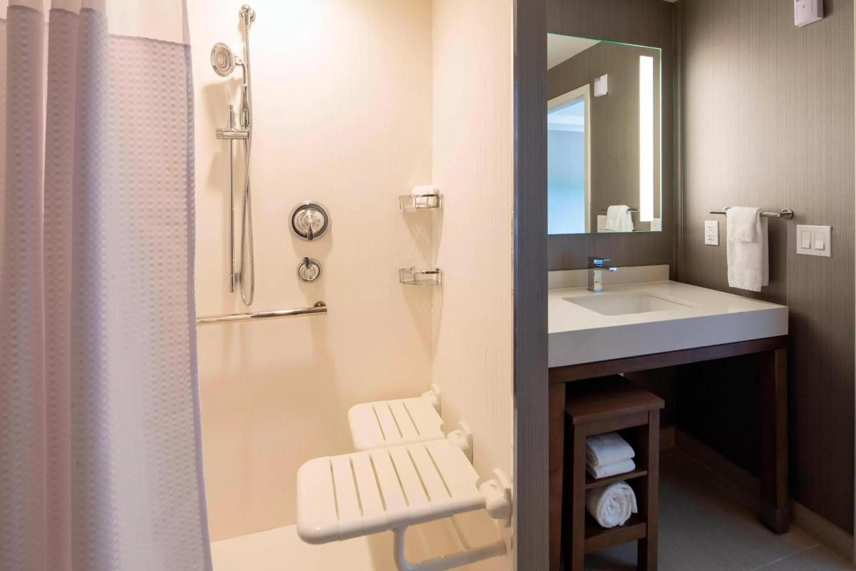 Bathroom in Courtyard by Marriott New York Queens/Fresh Meadows