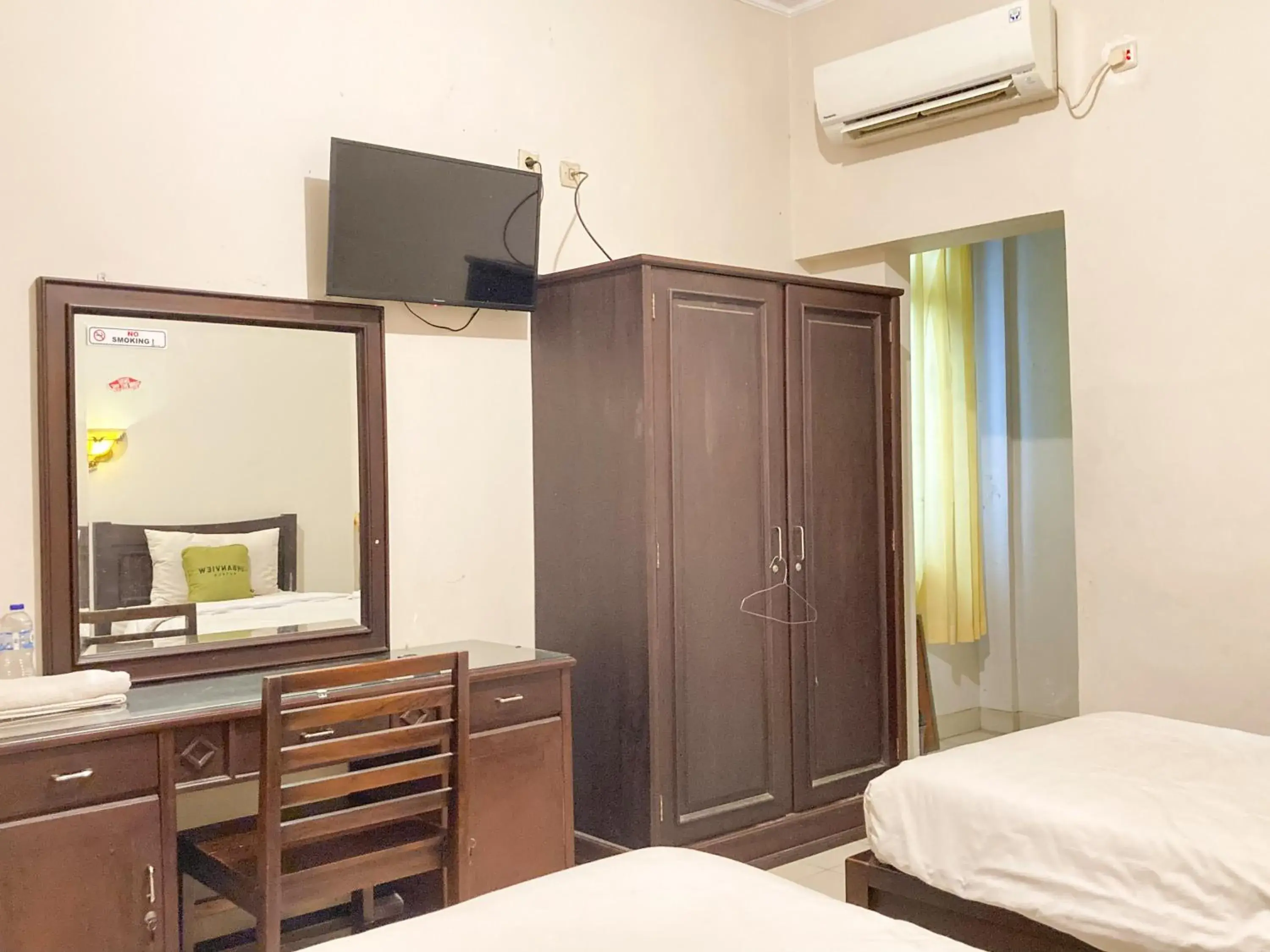 Bed, TV/Entertainment Center in OYO 902 Hotel Pondok Anggun