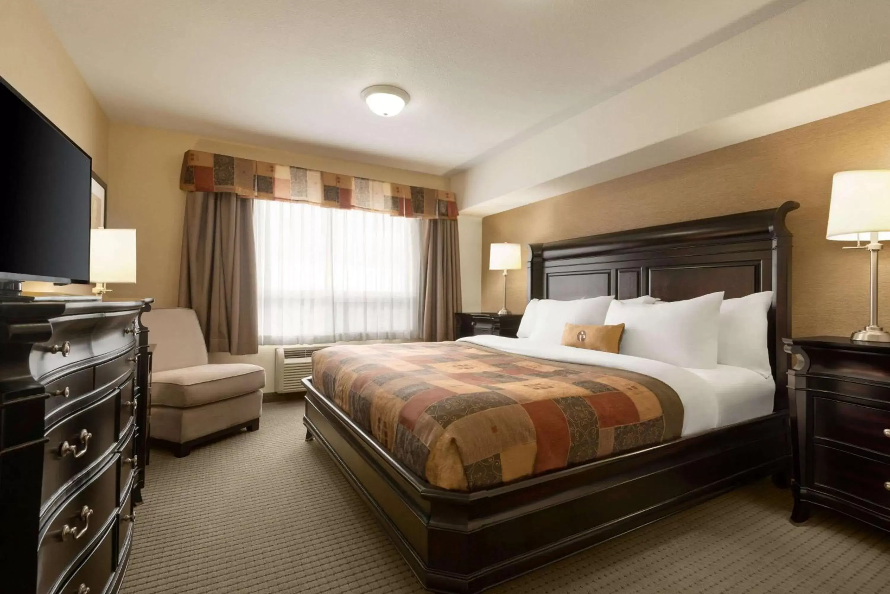 Photo of the whole room, Bed in Ramada by Wyndham Drayton Valley