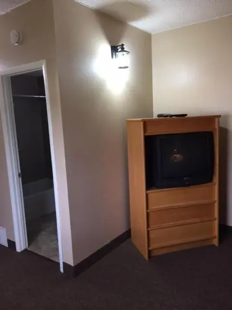 TV/Entertainment Center in Nights Inn Motel