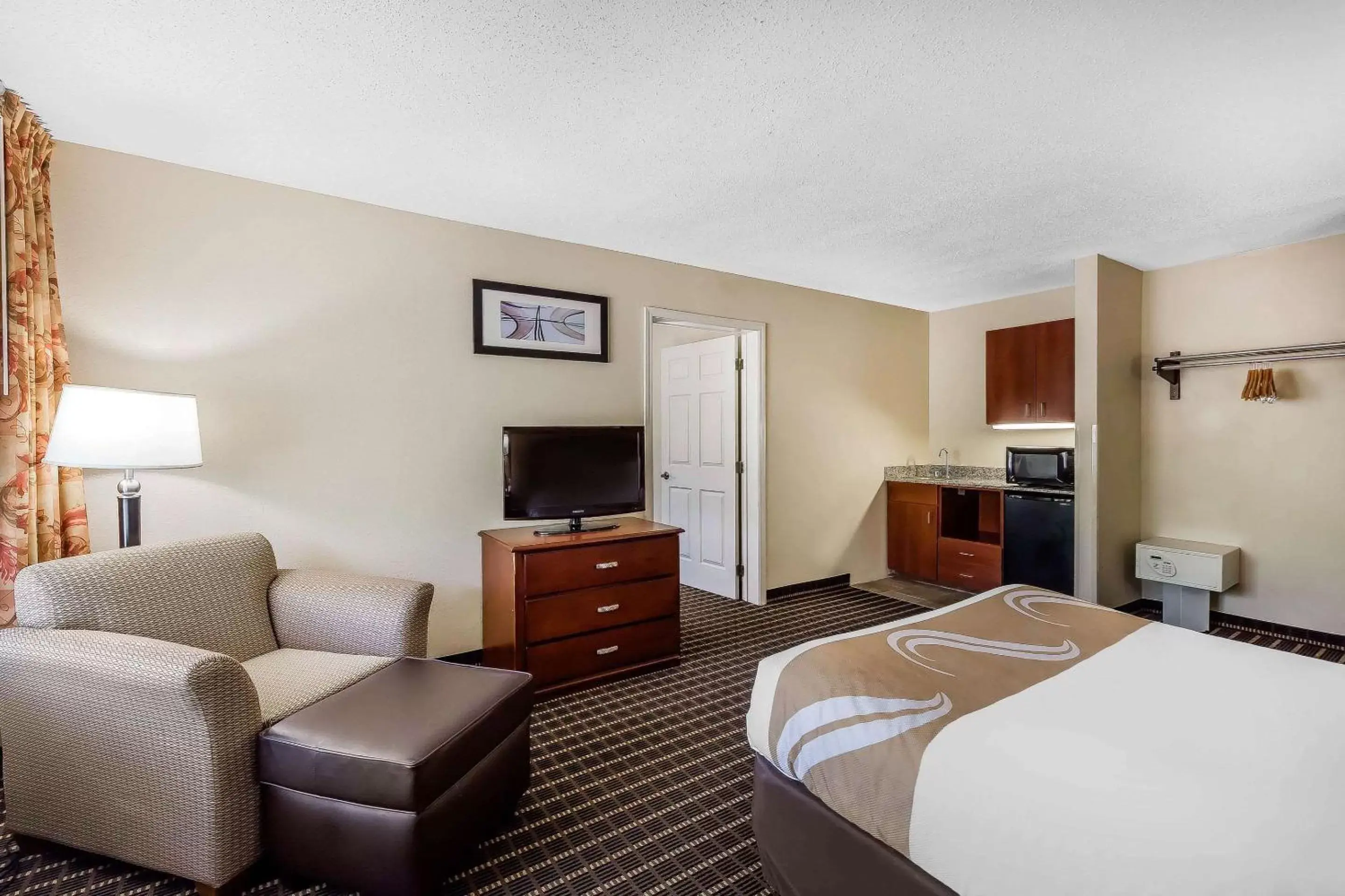 Photo of the whole room, TV/Entertainment Center in Quality Inn & Suites Sevierville - Pigeon Forge