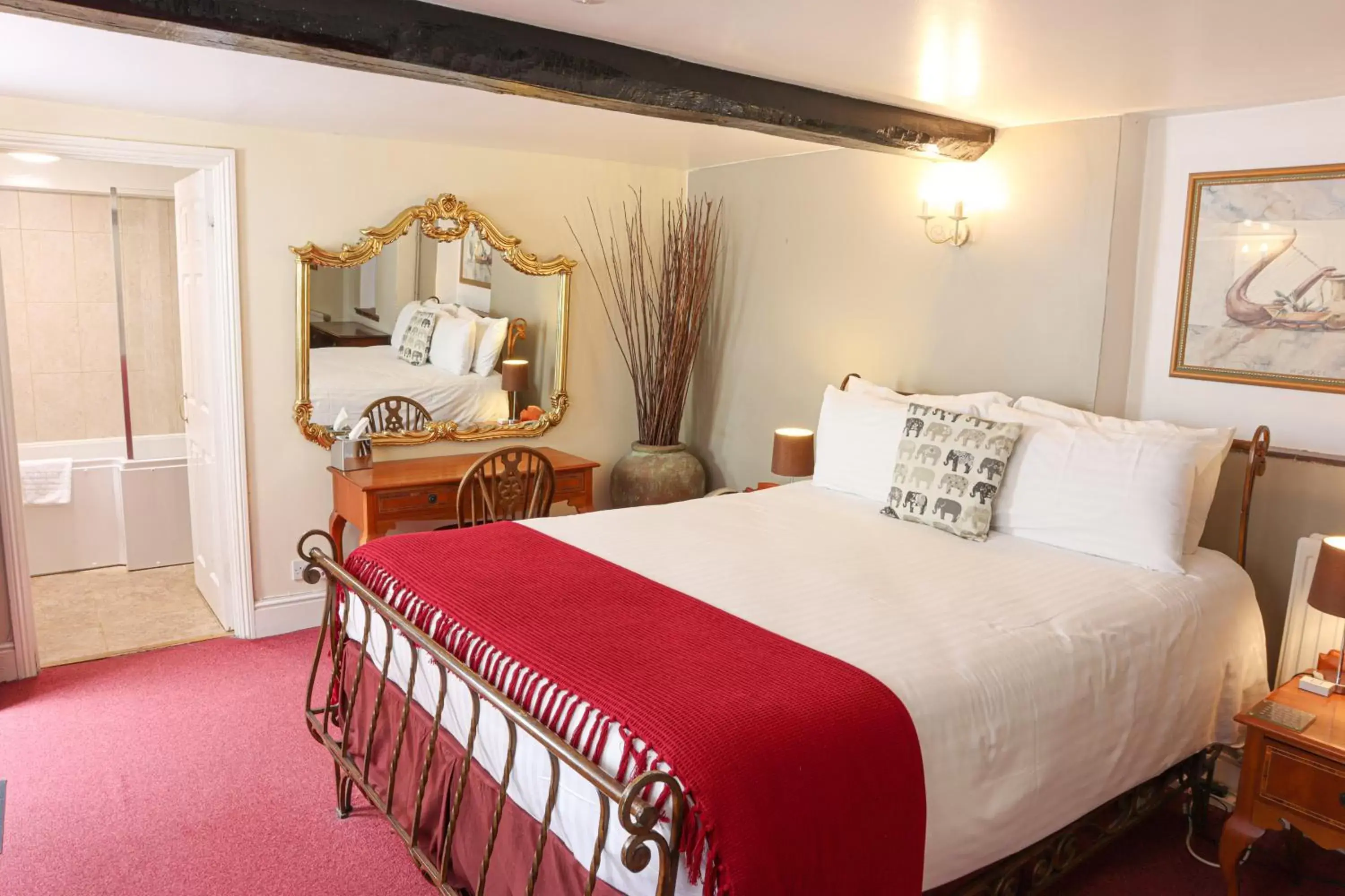 Bedroom, Bed in The Kings Arms Inn
