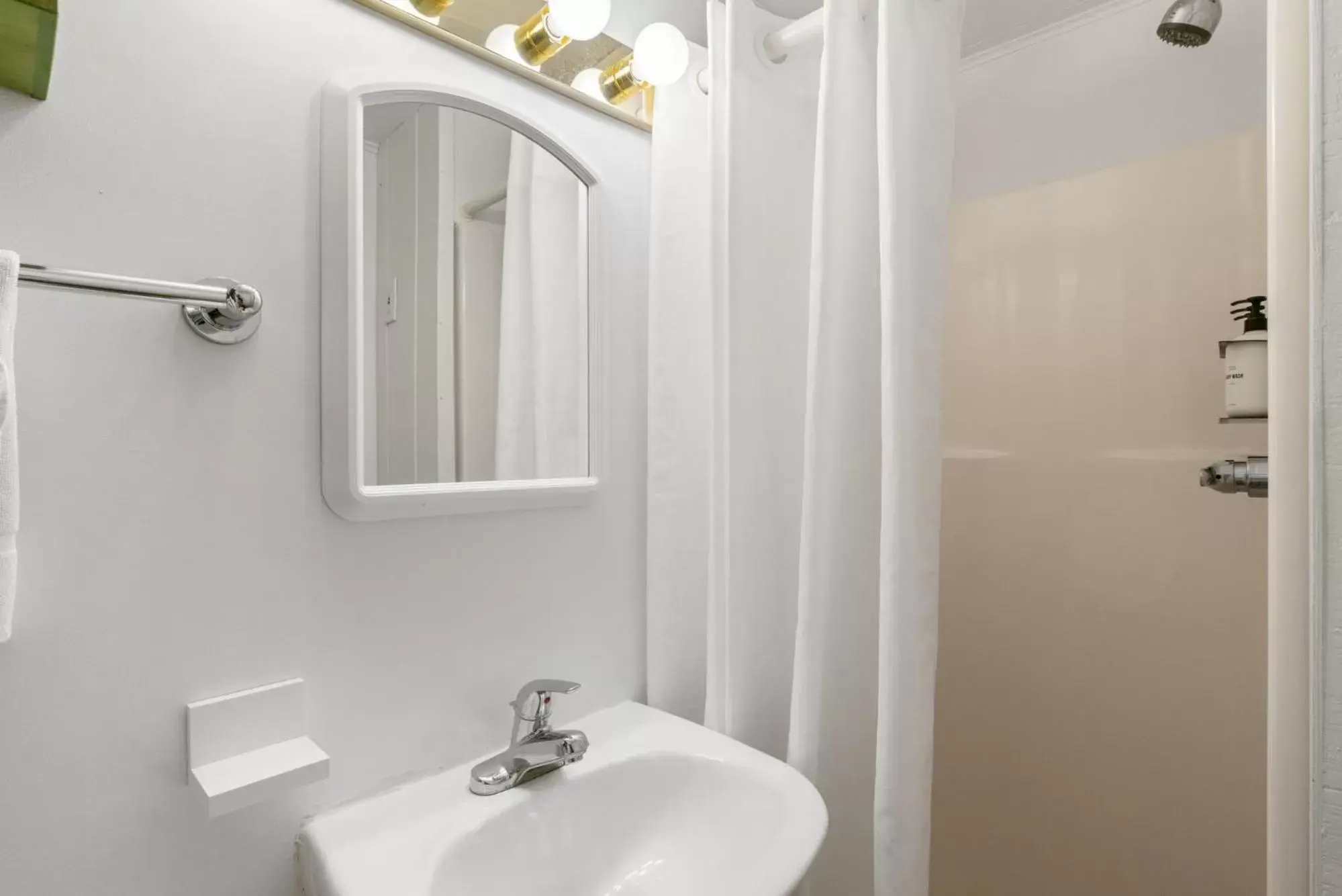 Shower, Bathroom in South Arm Retreats
